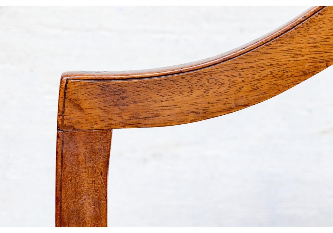 Ensemble de huit chaises de salle à manger anciennes de style fédéral américain pour la restauration en vente 7