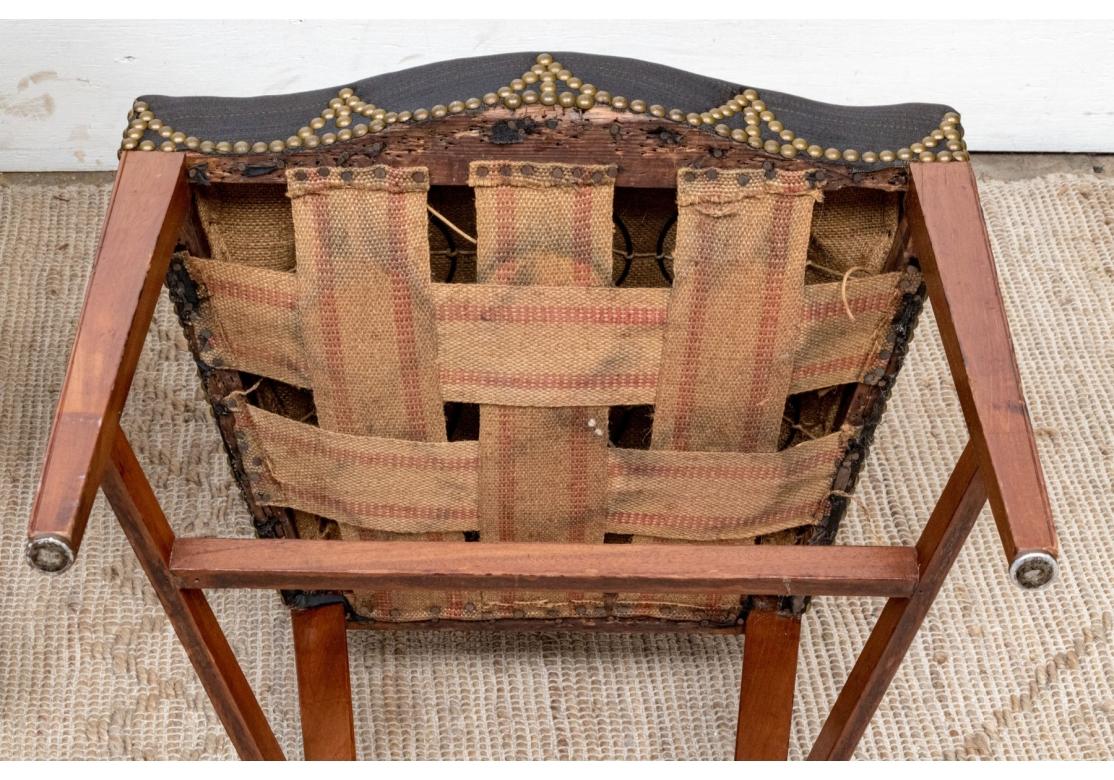 Ensemble de huit chaises de salle à manger anciennes de style fédéral américain pour la restauration en vente 8