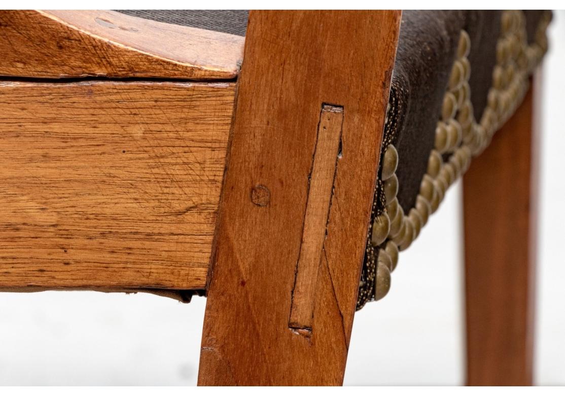 Ensemble de huit chaises de salle à manger anciennes de style fédéral américain pour la restauration en vente 9