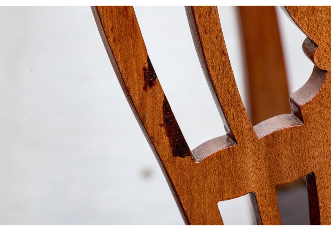 Ensemble de huit chaises de salle à manger anciennes de style fédéral américain pour la restauration en vente 11
