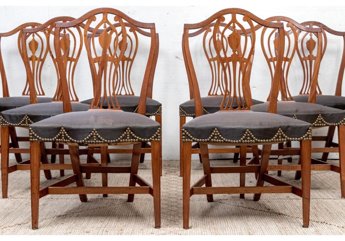 Pour la restauration. Bel ensemble de huit chaises d'appoint de l'époque Feder, en acajou avec des cimaises en serpentin, des dossiers en forme de vase percé, des sièges en serpentin garnis de vieux crin de cheval avec des agrafes individuelles en