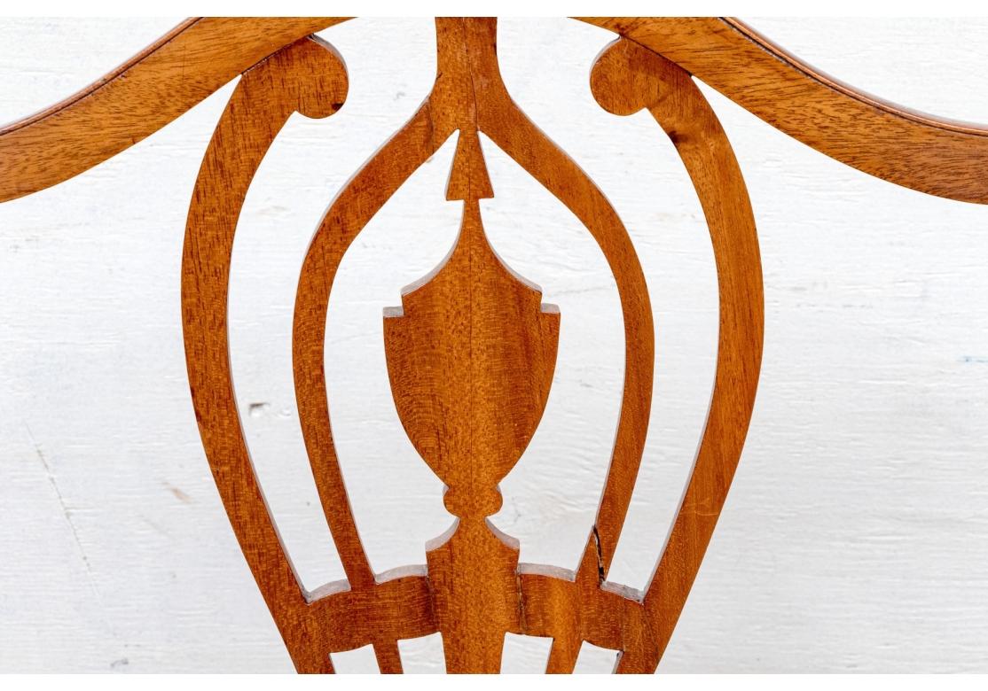 Ensemble de huit chaises de salle à manger anciennes de style fédéral américain pour la restauration en vente 2