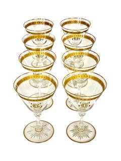 Set von acht antiken, vergoldeten Kristallgläsern im Saint Louis-Stil
