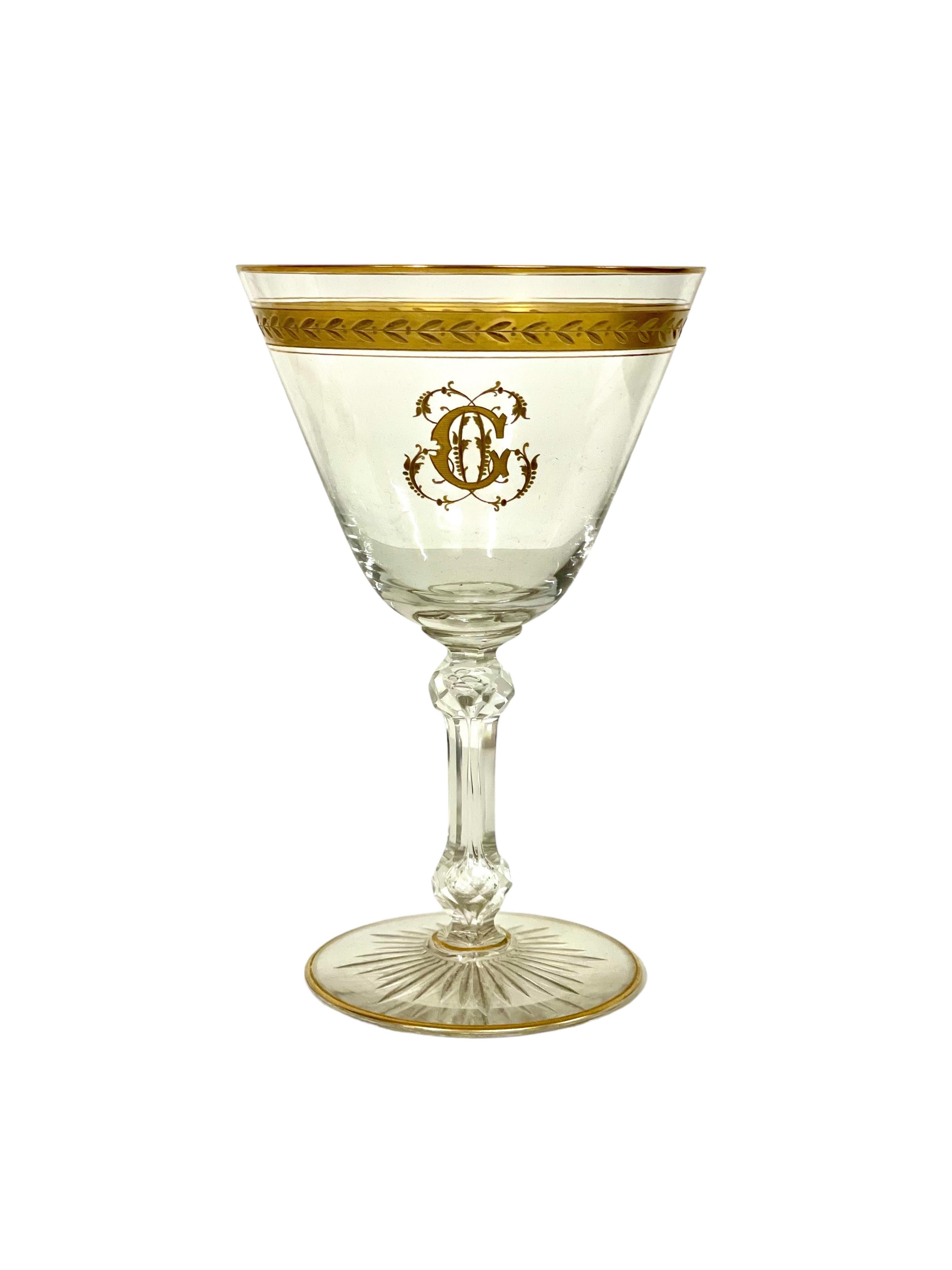 Juego de ocho copas antiguas de cristal dorado estilo Saint Louis Francés en venta
