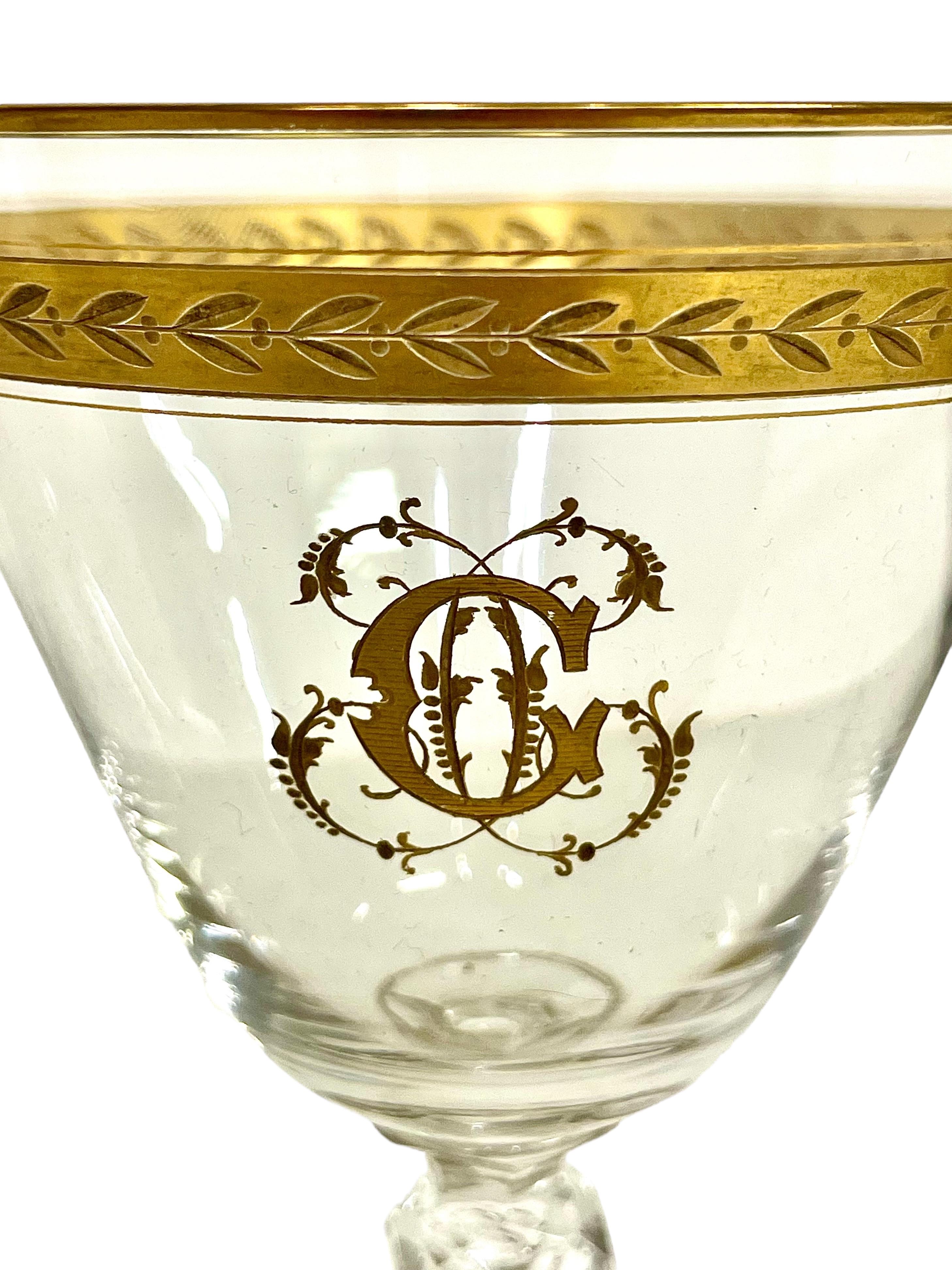 Juego de ocho copas antiguas de cristal dorado estilo Saint Louis Dorado en venta