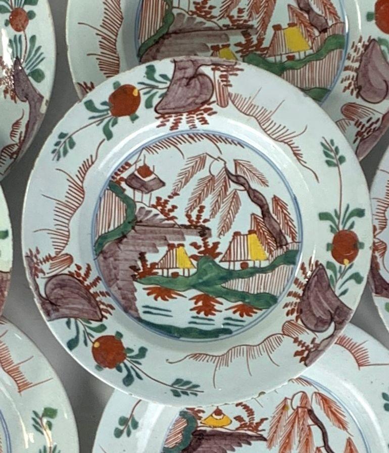 Este excepcional conjunto de ocho platos holandeses de Delft fue pintado a mano hacia 1780, y cada uno de ellos capta un paisaje rural ricamente imaginado con encanto intemporal.
Pintadas con una vívida paleta de manganeso, ocre, rojo hierro y