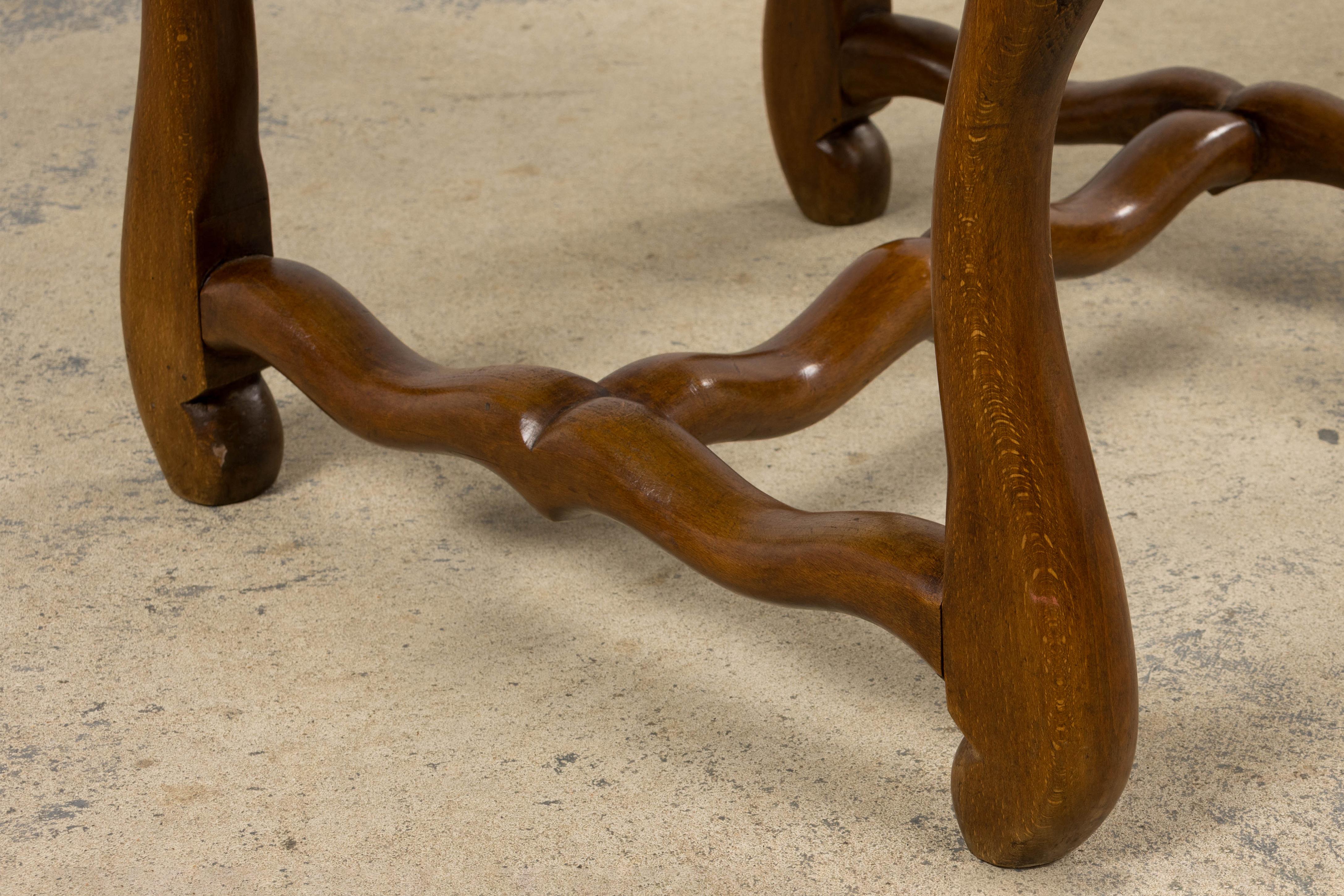 Ensemble de huit chaises de salle à manger Antique French Louis XIII en érable et velours brun en vente 5