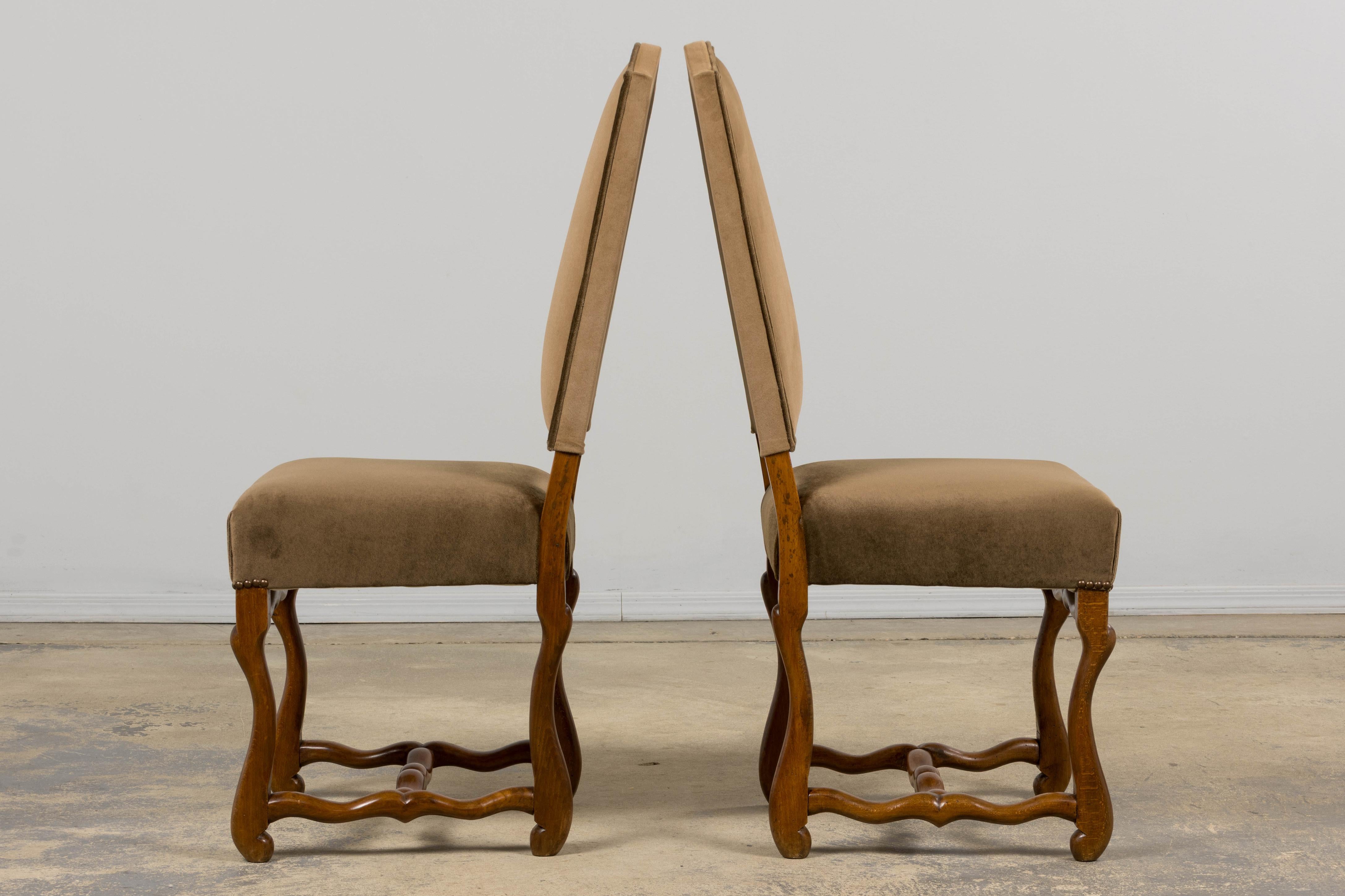 Ensemble de huit chaises de salle à manger Antique French Louis XIII en érable et velours brun en vente 6