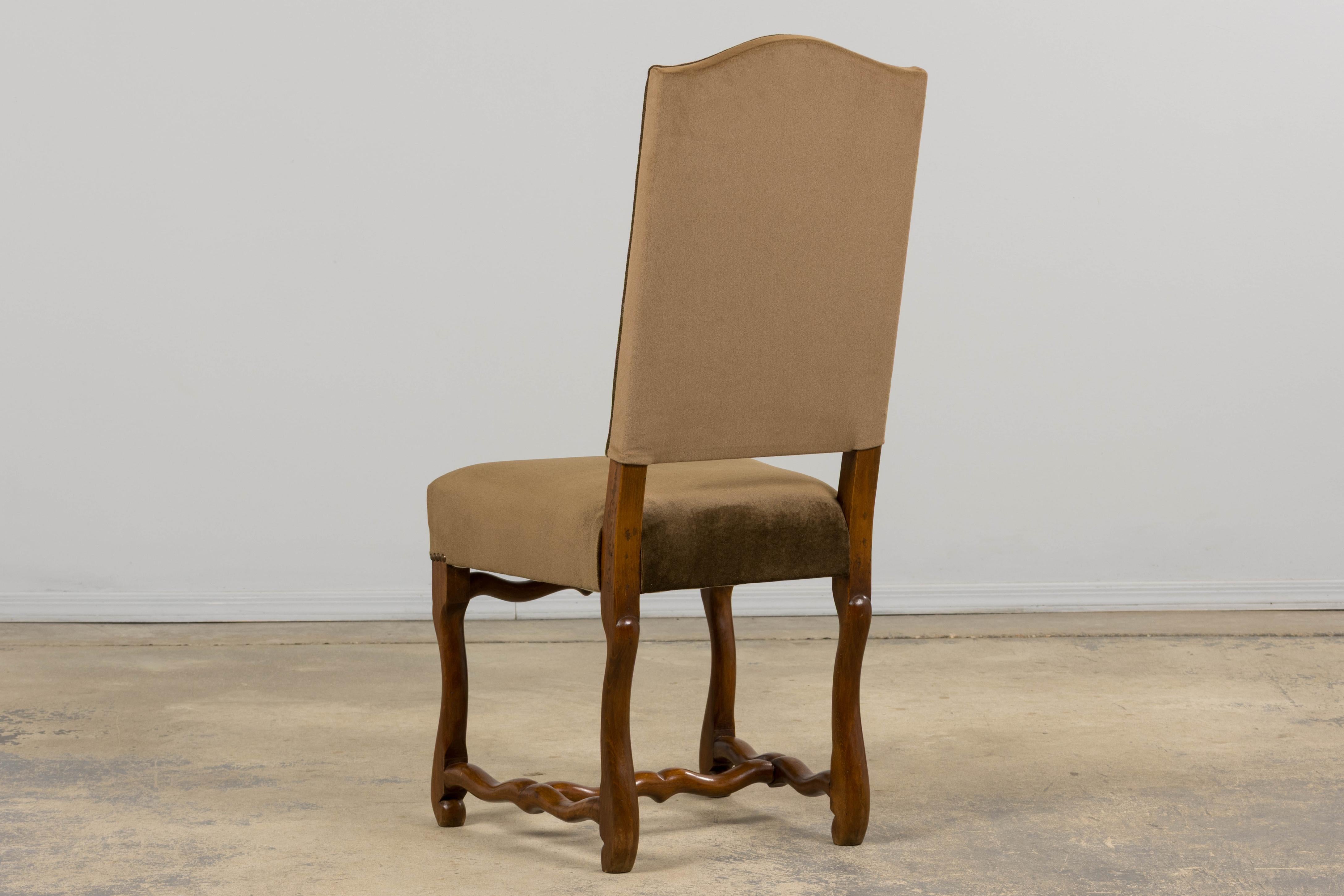 Ensemble de huit chaises de salle à manger Antique French Louis XIII en érable et velours brun en vente 7