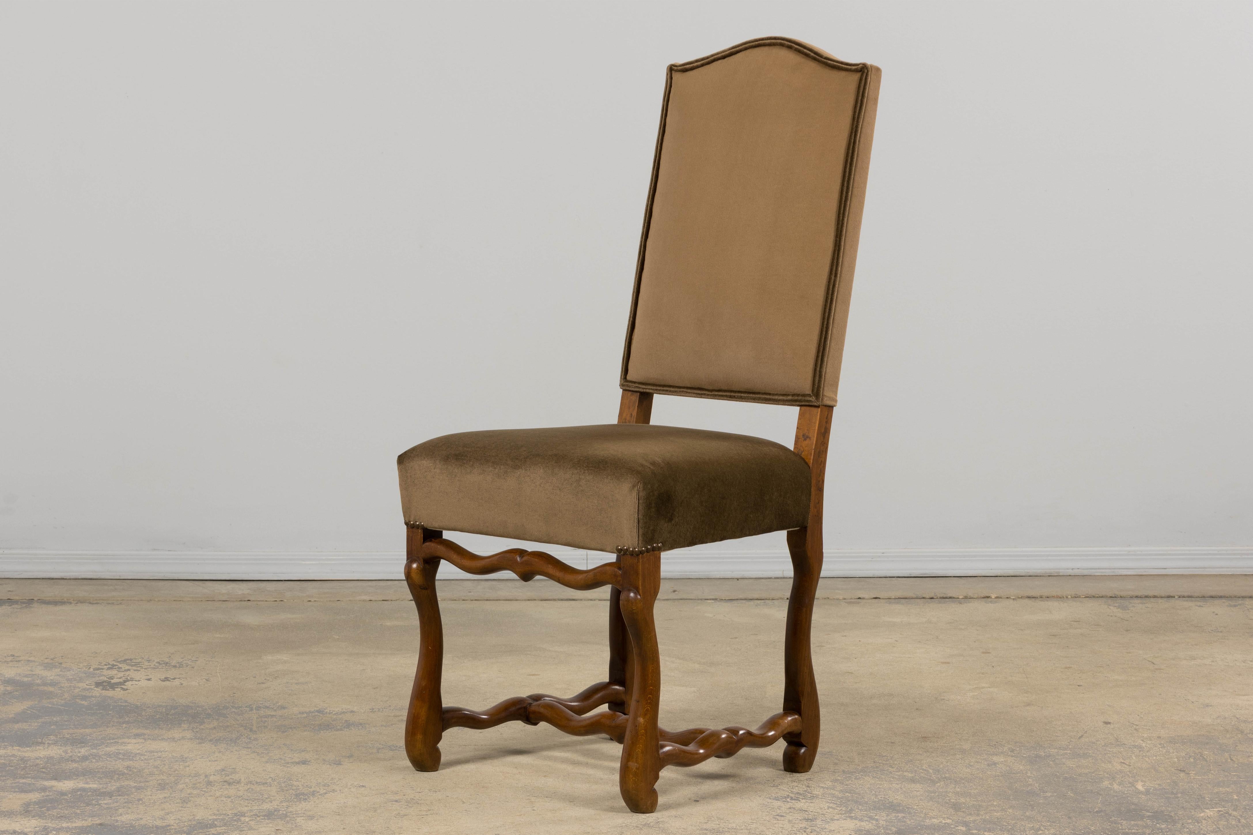 Ensemble de huit chaises de salle à manger Antique French Louis XIII en érable et velours brun en vente 10