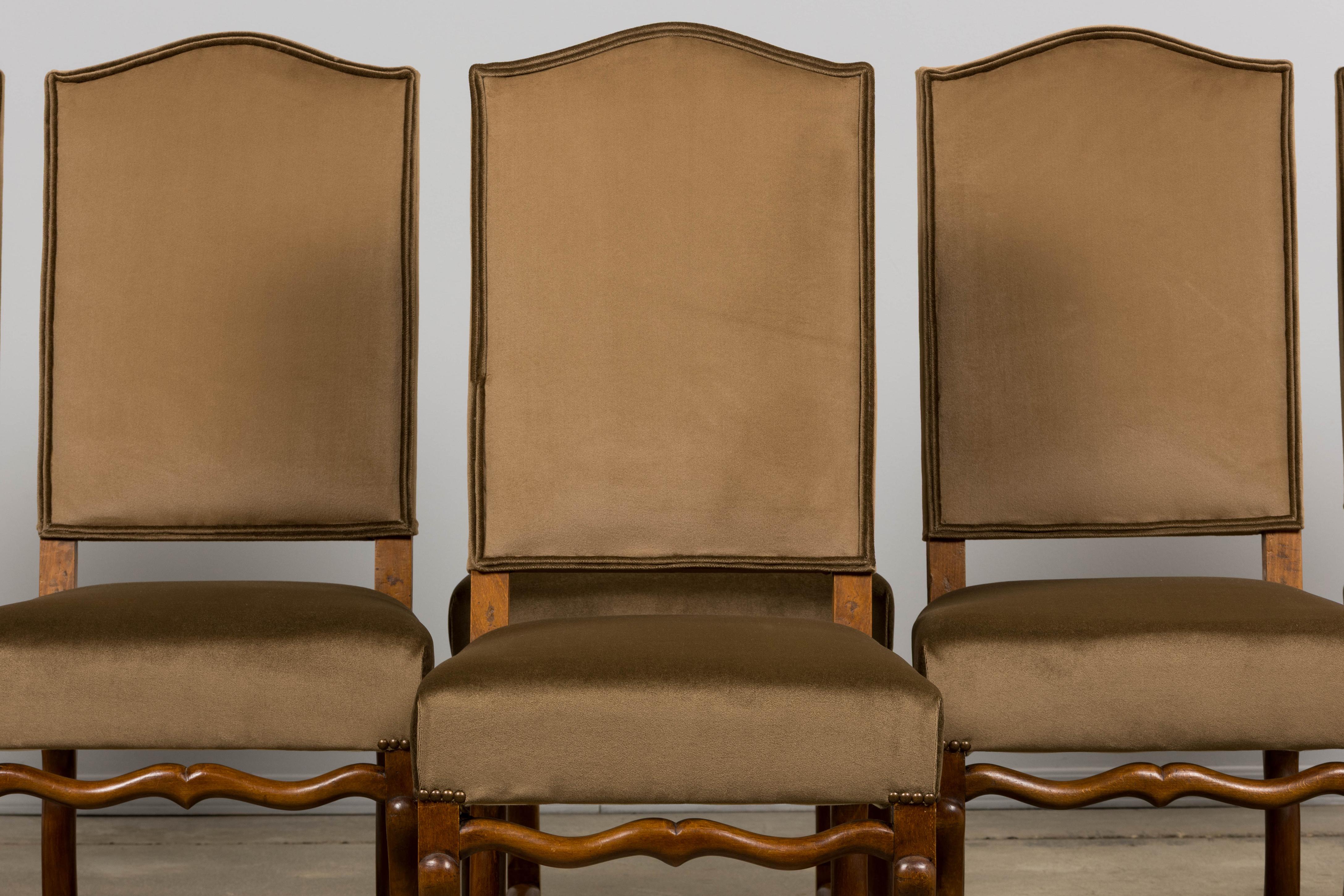 Un bel ensemble de huit chaises de salle à manger françaises restaurées du début du XXe siècle, de style Louis XIII traditionnel, provenant de Provence, France. Chaque chaise est fabriquée à la main en érable massif, révisée sur le plan structurel,