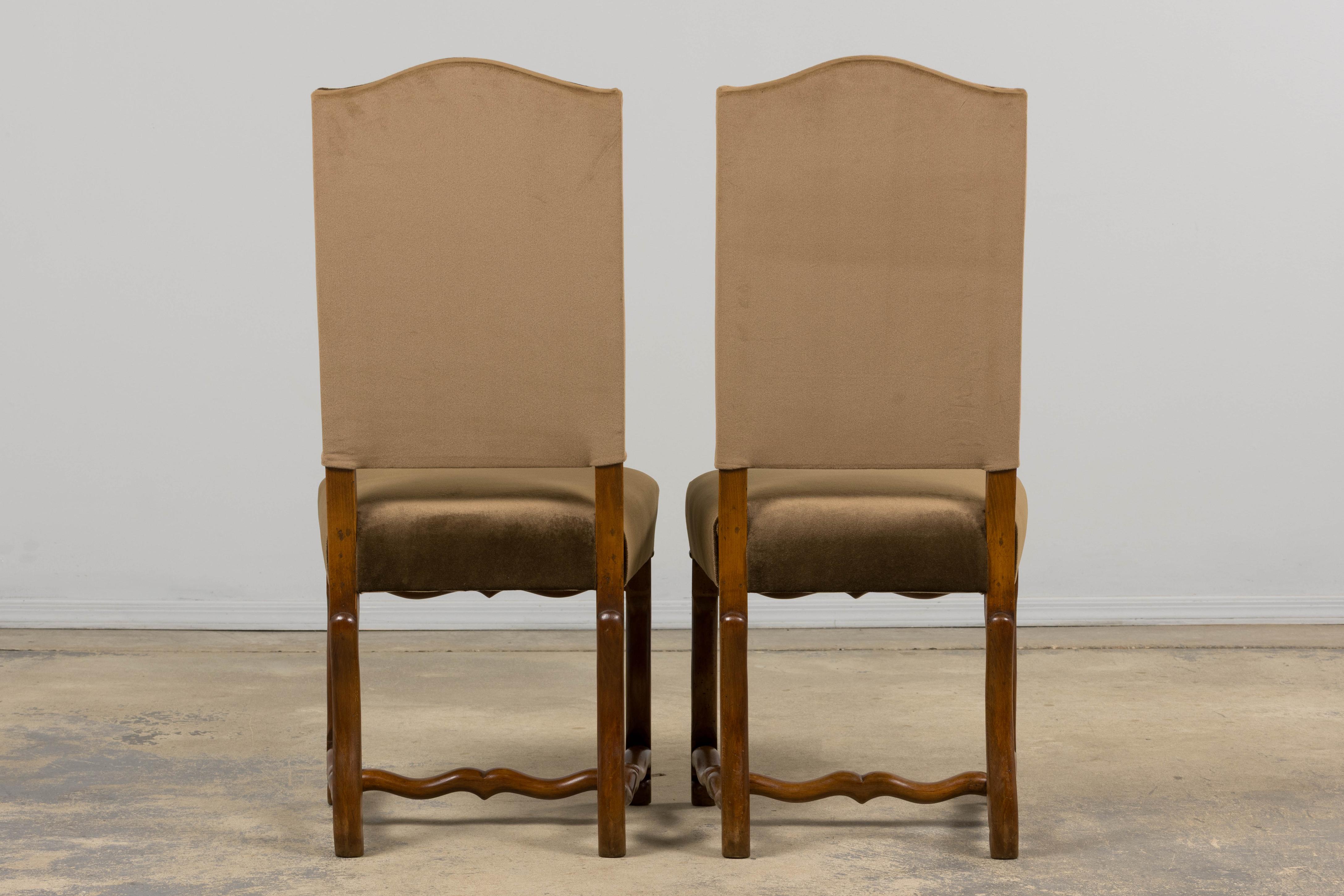 Ensemble de huit chaises de salle à manger Antique French Louis XIII en érable et velours brun en vente 13