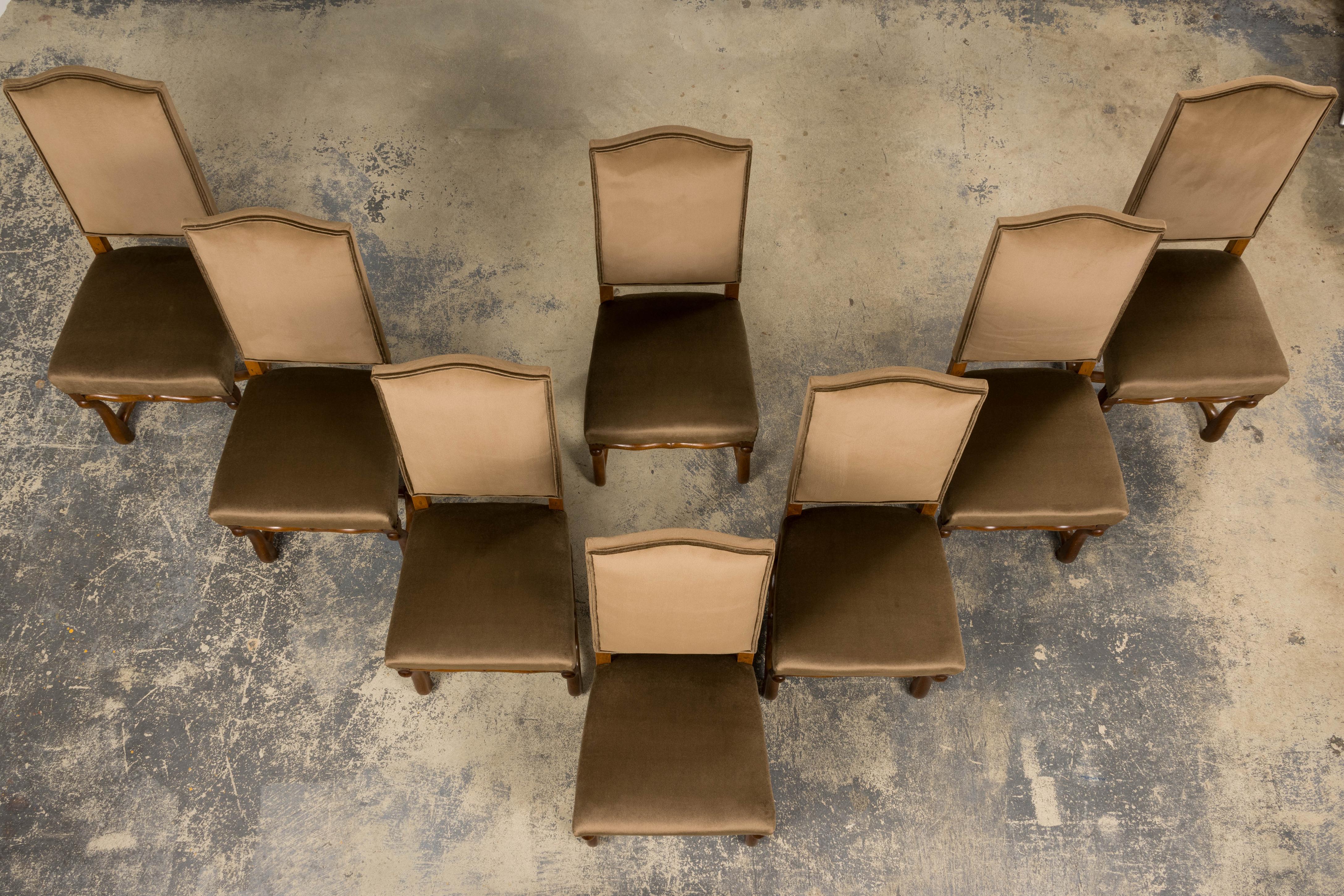 Français Ensemble de huit chaises de salle à manger Antique French Louis XIII en érable et velours brun en vente
