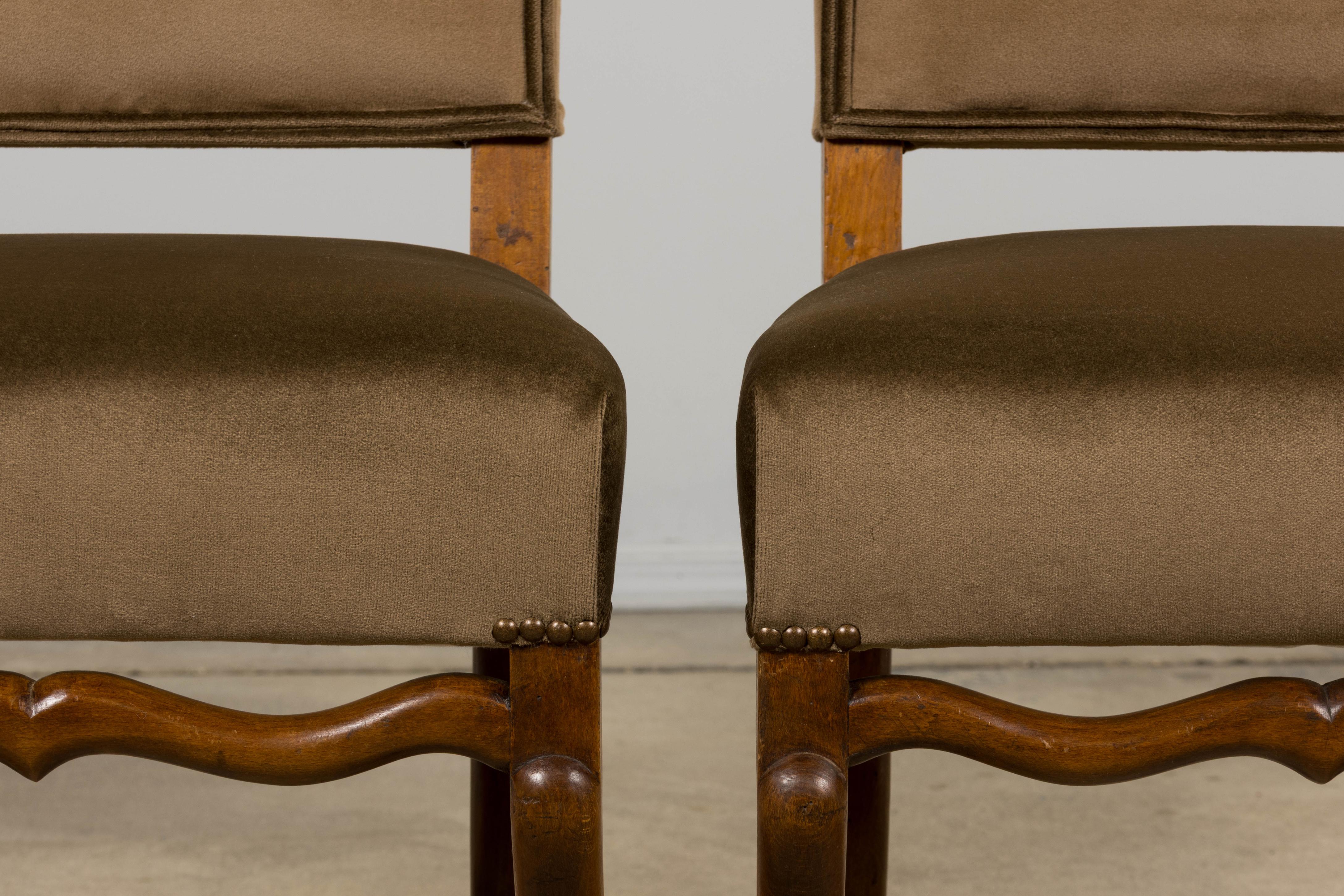 Ensemble de huit chaises de salle à manger Antique French Louis XIII en érable et velours brun Bon état - En vente à Astoria, NY