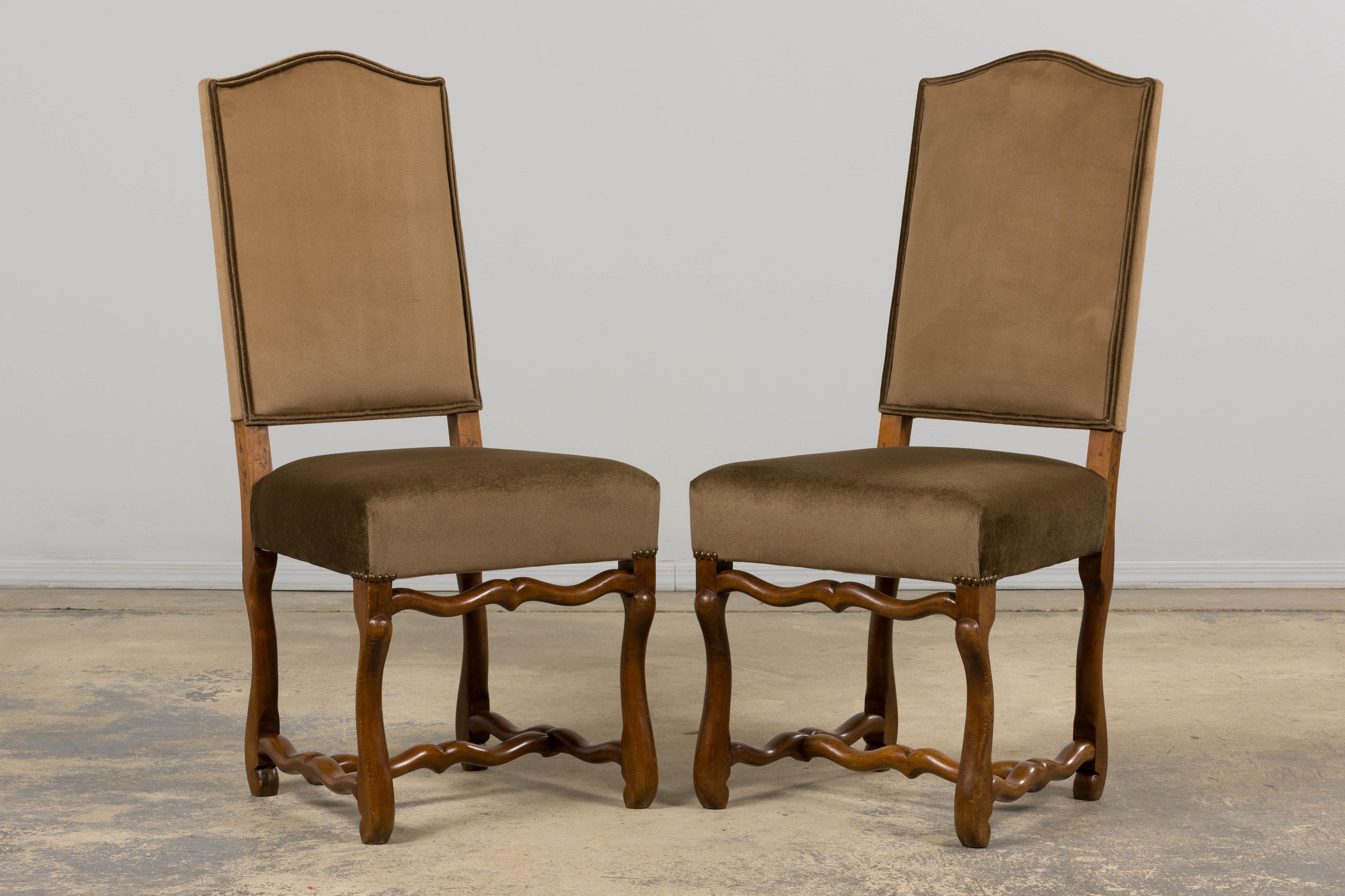 20ième siècle Ensemble de huit chaises de salle à manger Antique French Louis XIII en érable et velours brun en vente