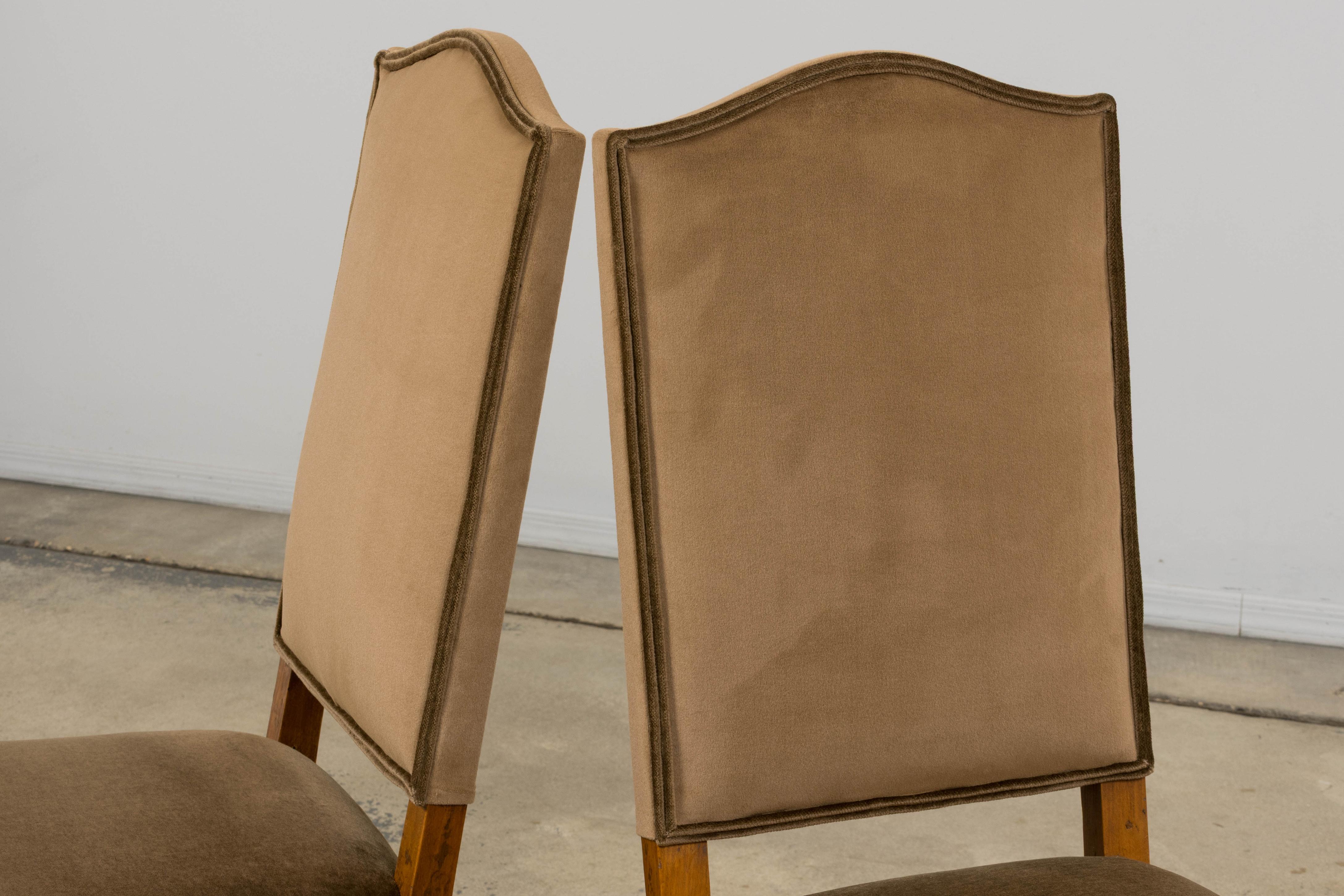 Velours Ensemble de huit chaises de salle à manger Antique French Louis XIII en érable et velours brun en vente