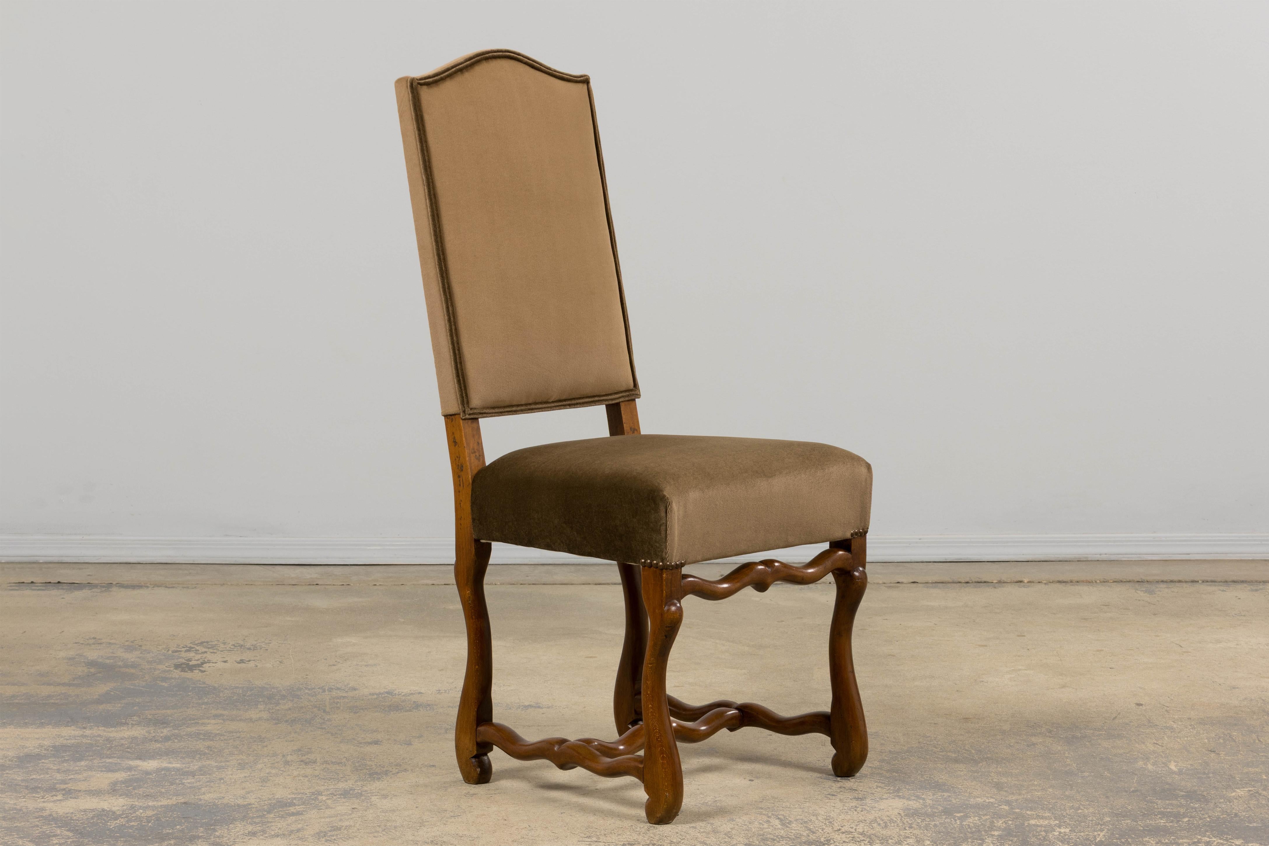 Ensemble de huit chaises de salle à manger Antique French Louis XIII en érable et velours brun en vente 1