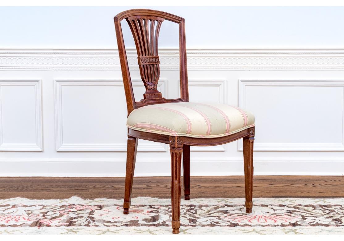 Inconnu Ensemble de huit chaises d'appoint anciennes en acajou de style Hepplewhite en vente