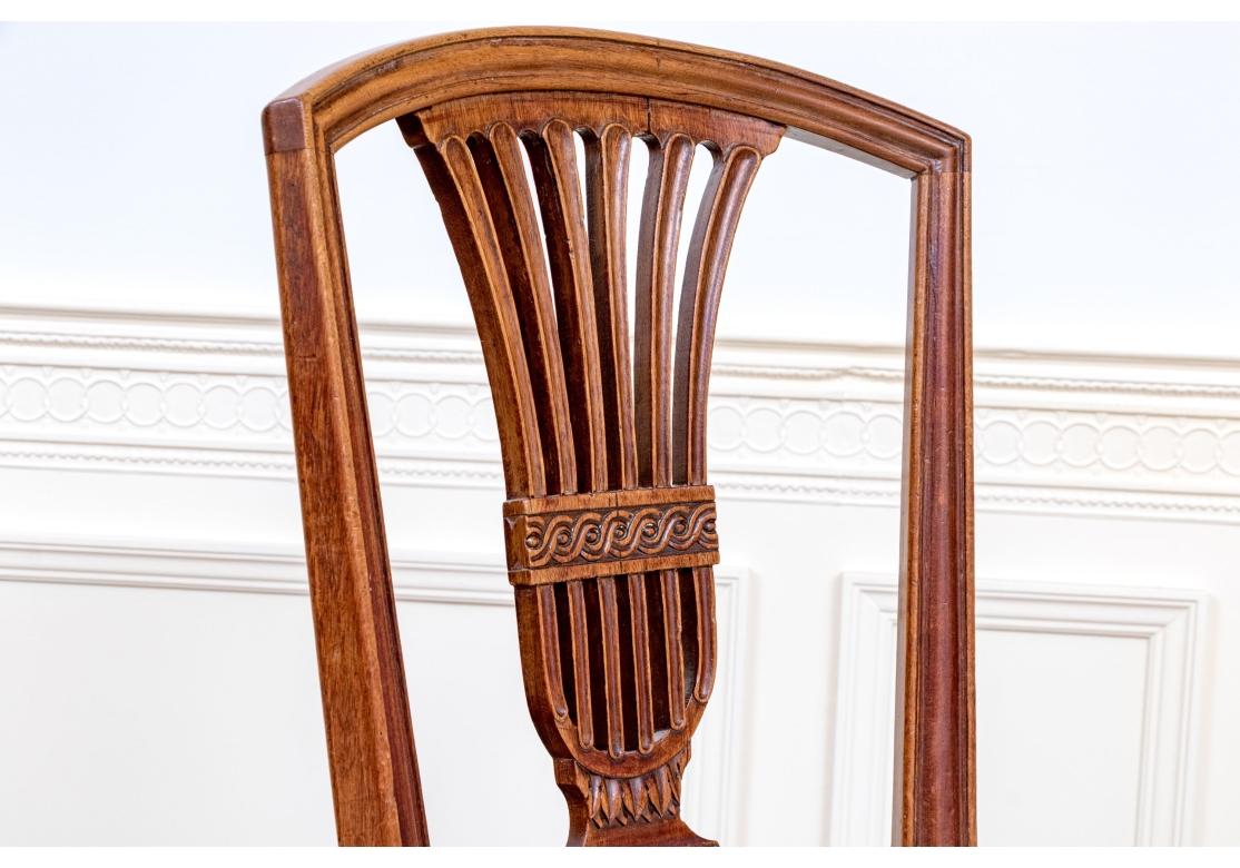 Sculpté Ensemble de huit chaises d'appoint anciennes en acajou de style Hepplewhite en vente