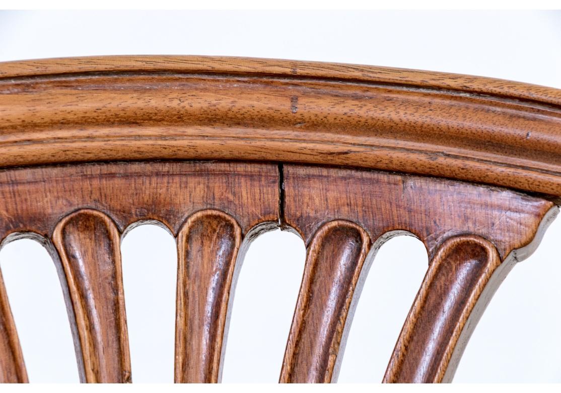 Ensemble de huit chaises d'appoint anciennes en acajou de style Hepplewhite Abîmé - En vente à Bridgeport, CT