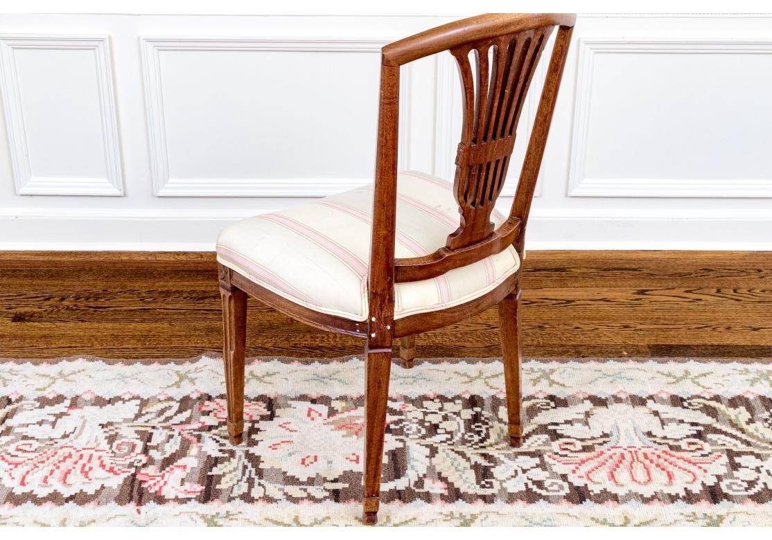 Tissu Ensemble de huit chaises d'appoint anciennes en acajou de style Hepplewhite en vente