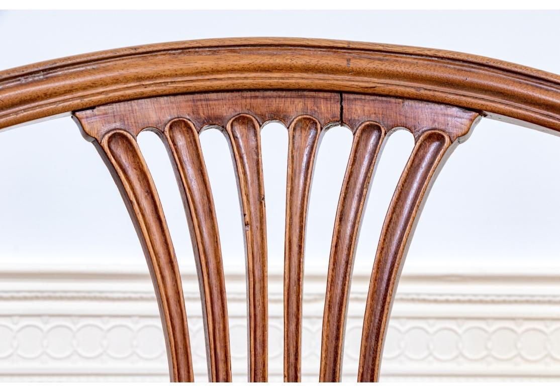 Ensemble de huit chaises d'appoint anciennes en acajou de style Hepplewhite en vente 1