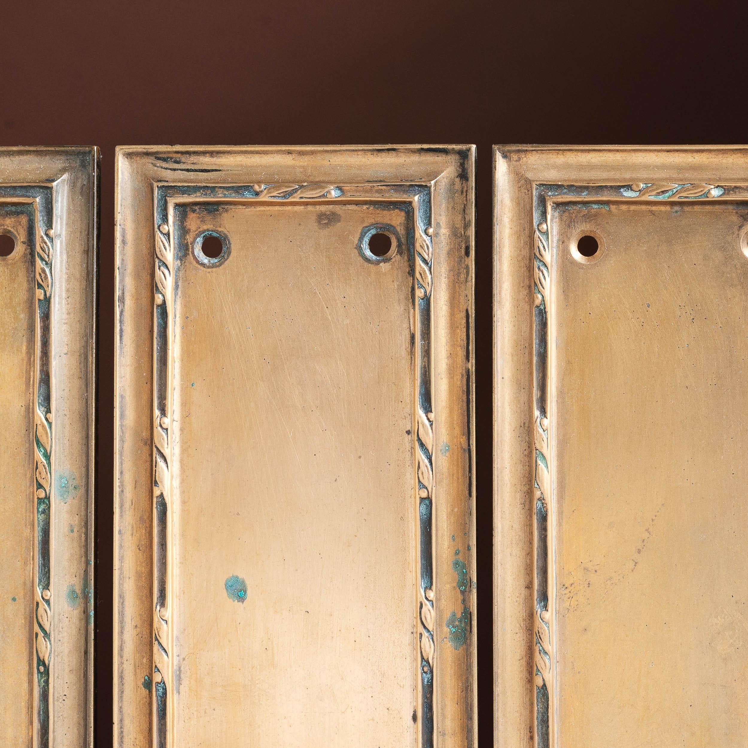 Un ensemble de huit plaques à doigt en bronze de la fin de l'époque victorienne de Hopes (fonderie de laiton basée à Leeds).
