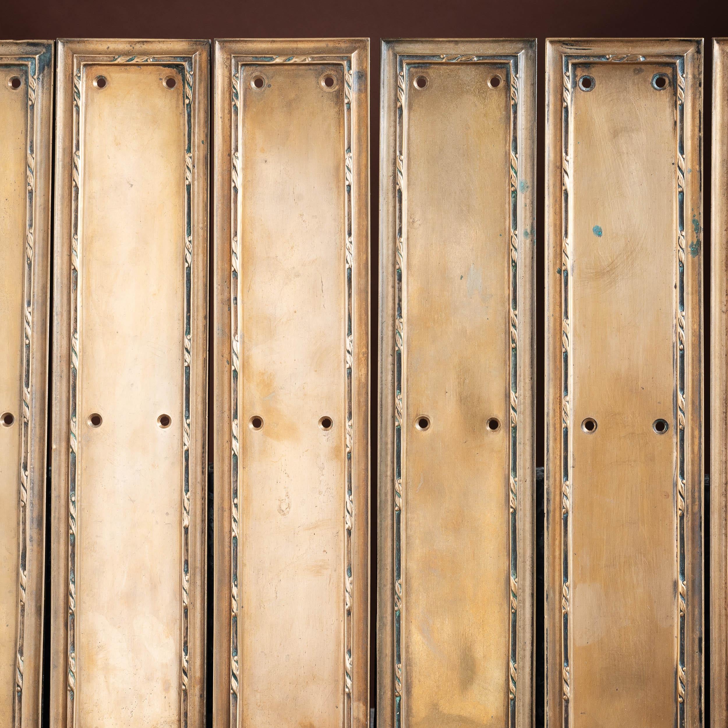 Anglais Ensemble de huit plaques à doigt en bronze 