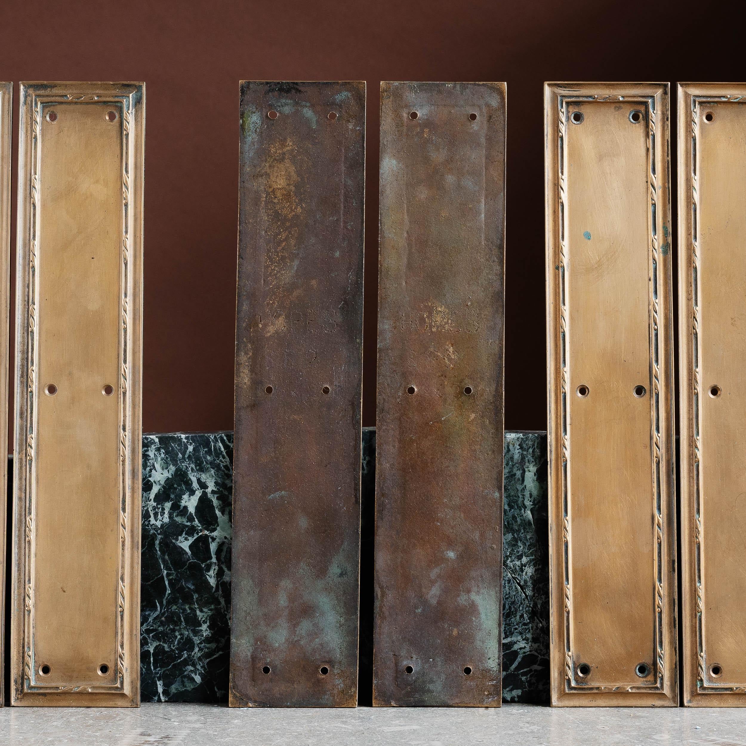 Ensemble de huit plaques à doigt en bronze 