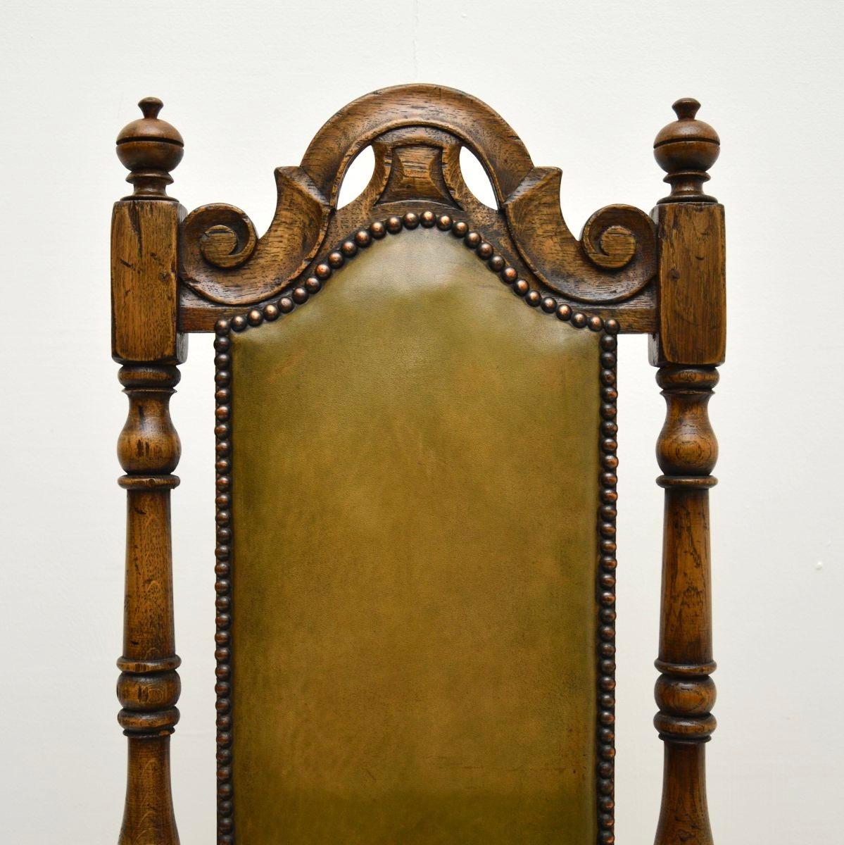 Set of Eight Antique Leather and Oak Dining Chairs en venta 3