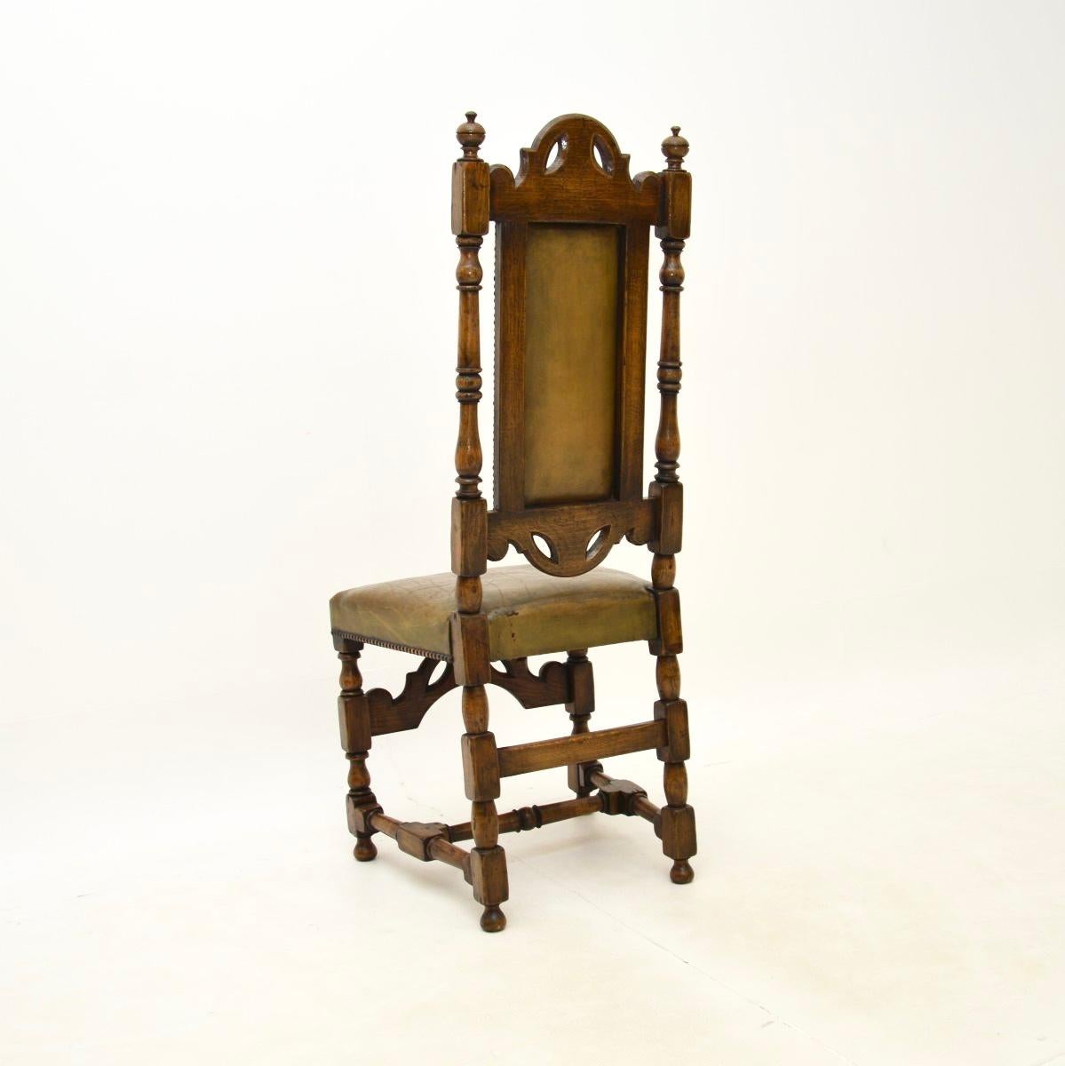 Set of Eight Antique Leather and Oak Dining Chairs en venta 2