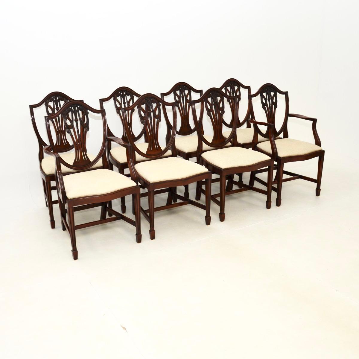 Un delizioso set di otto sedie da pranzo antiche con schienale a scudo in stile Sheraton. Sono stati prodotti in Inghilterra e risalgono agli anni '1930 circa.

La qualità è superba, con schienali traforati splendidamente intagliati con motivi di