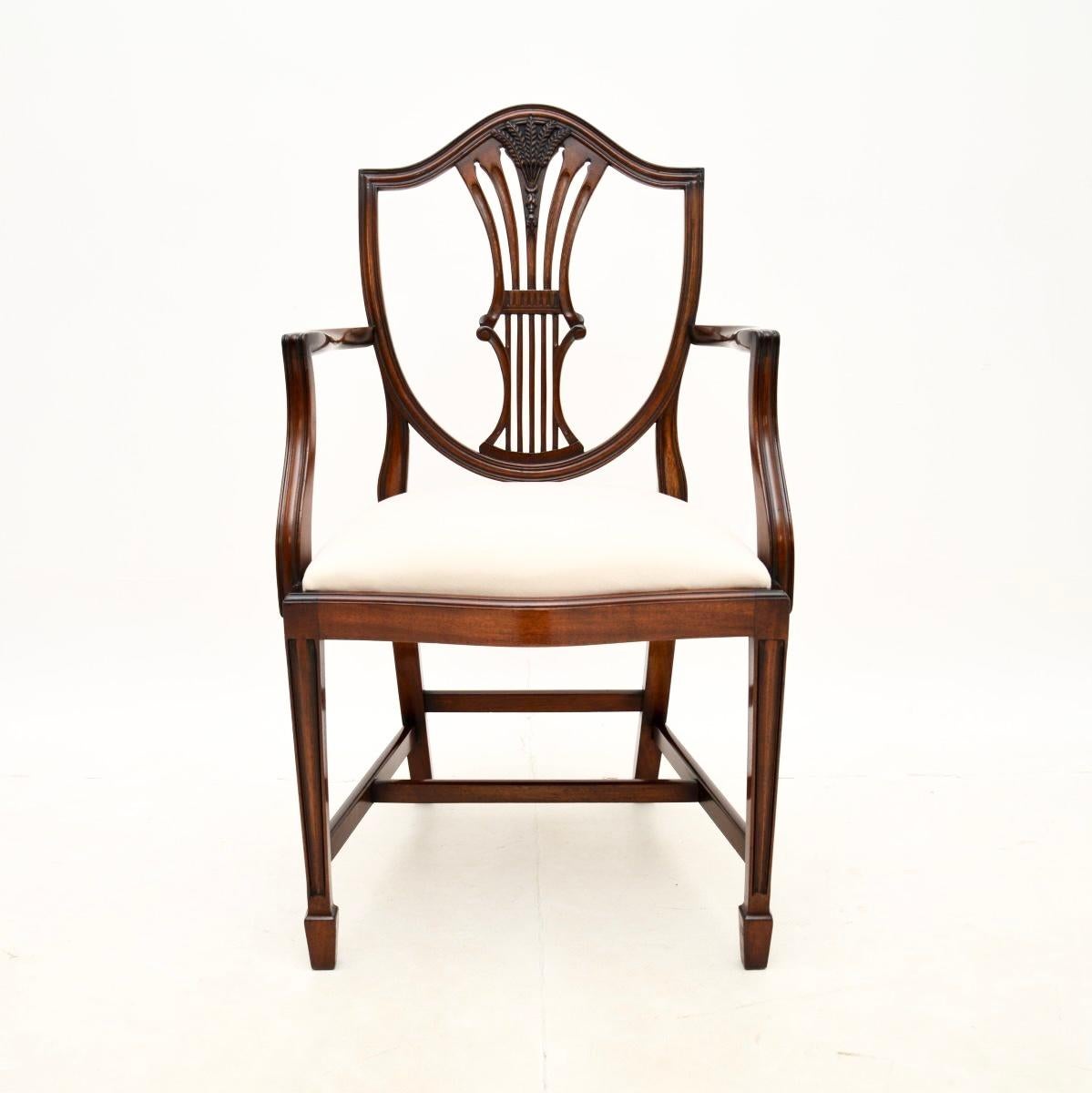 Set of Eight Antique Shield Back Dining Chairs In Good Condition For Sale In London, GB