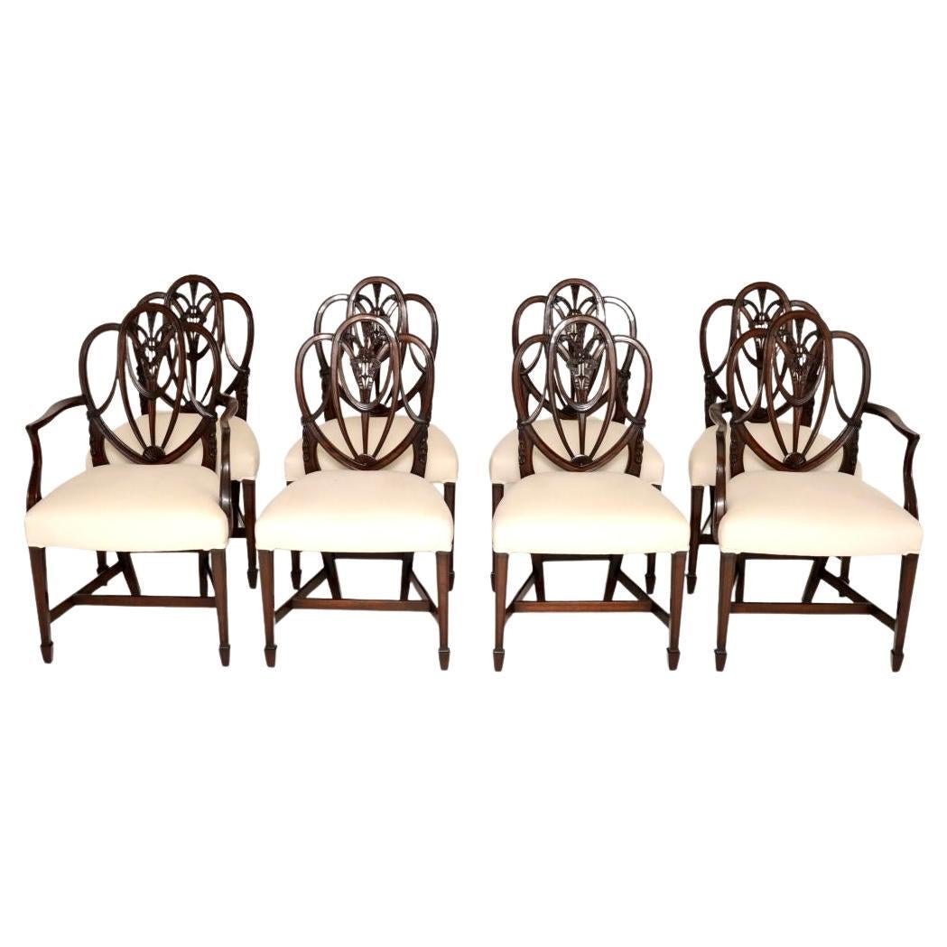 Set di otto sedie da pranzo antiche con schienale a scudo