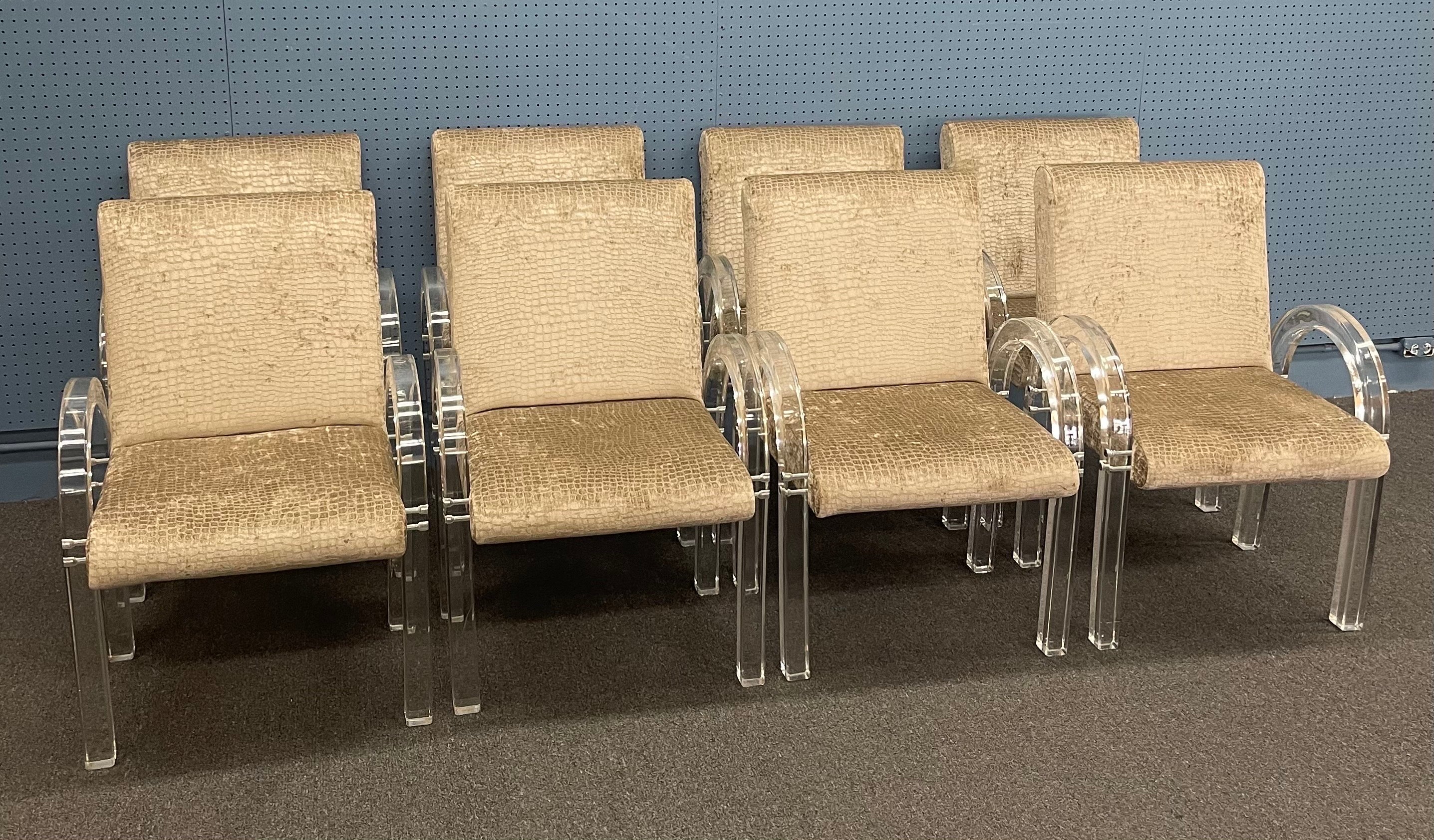 Superbe ensemble de huit fauteuils en lucite Archline par Charles Hollis Jones, vers les années 1980. Les chaises ont été recouvertes d'un magnifique tissu beige en peau de serpent et mesurent 25 