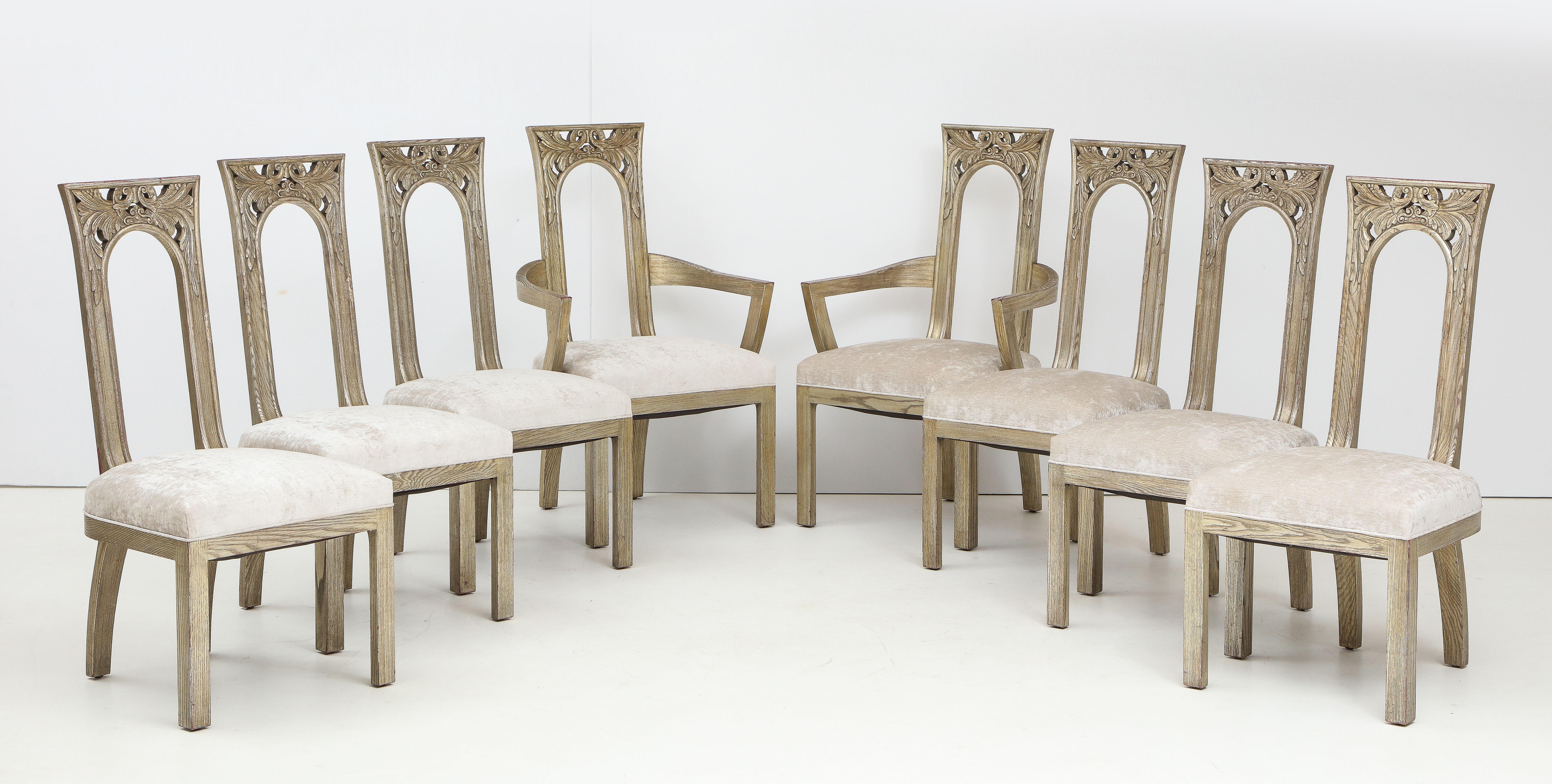 Ensemble de huit chaises de salle à manger d'influence Art Déco par James Mont
Les chaises magnifiquement sculptées ont la finition originale en feuilles d'argent qui est en excellent état avec une usure minimale et elles ont été nouvellement