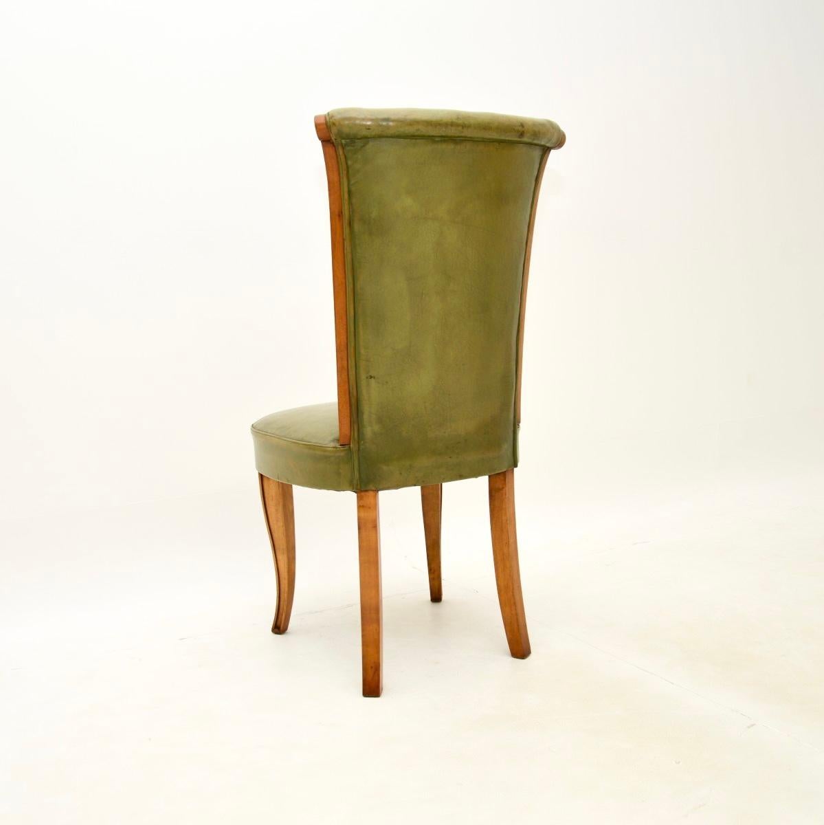 Set di otto sedie da pranzo Art Deco in pelle e noce di Hille in vendita 4