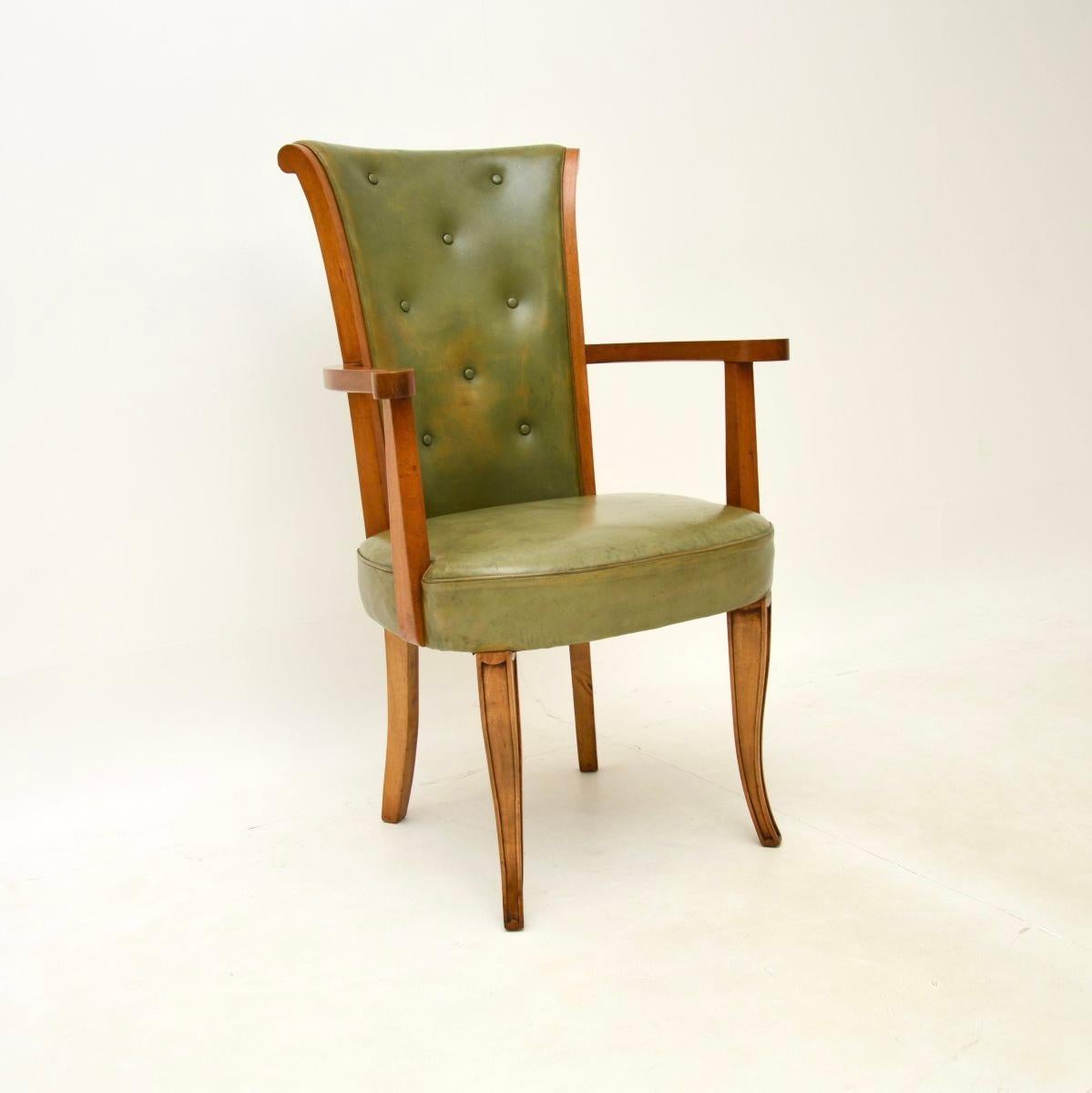 Britannico Set di otto sedie da pranzo Art Deco in pelle e noce di Hille in vendita