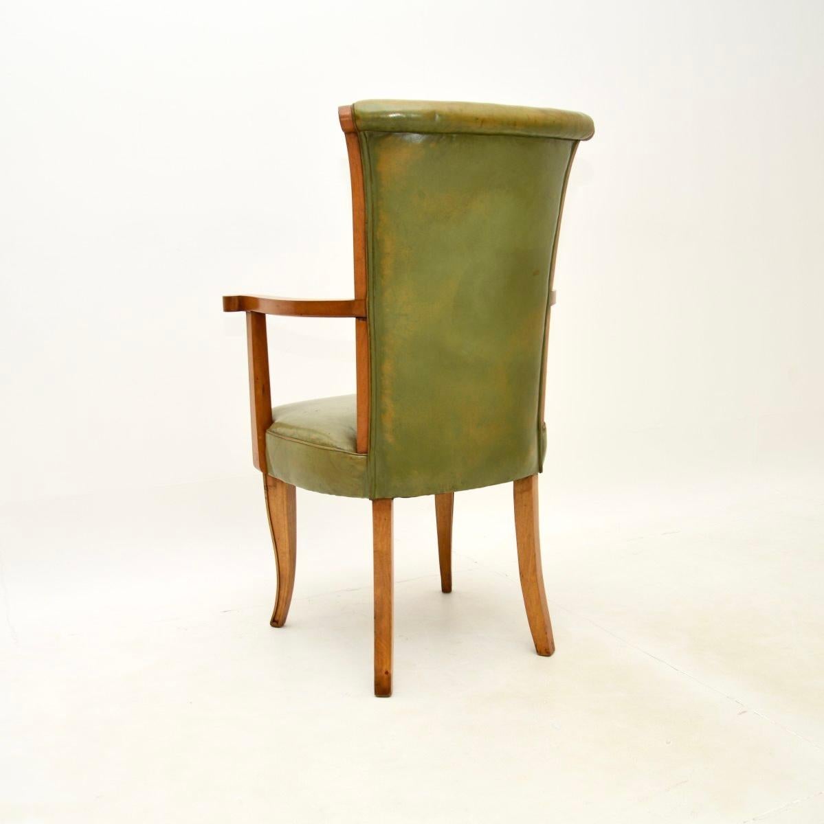 Pelle Set di otto sedie da pranzo Art Deco in pelle e noce di Hille in vendita