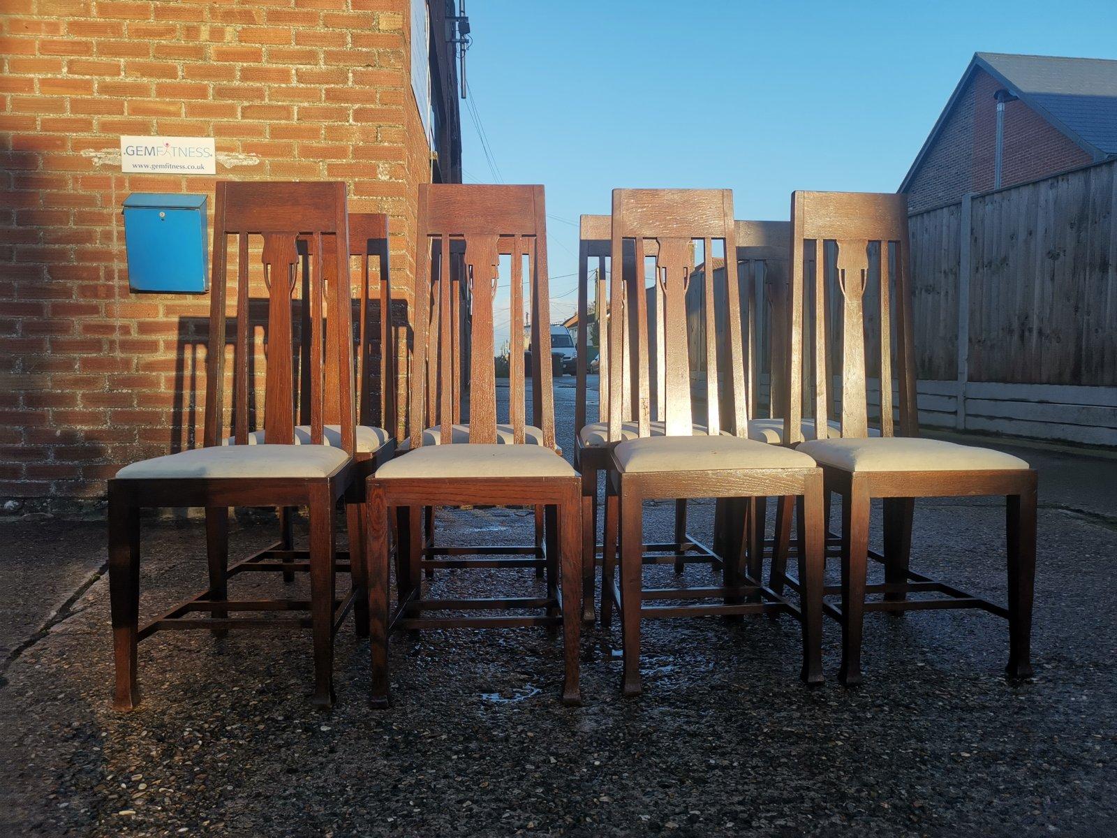 Écossais Ensemble de huit chaises de salle à manger Arts & Crafts Glasgow School en chêne avec détails en forme de tulipe en vente