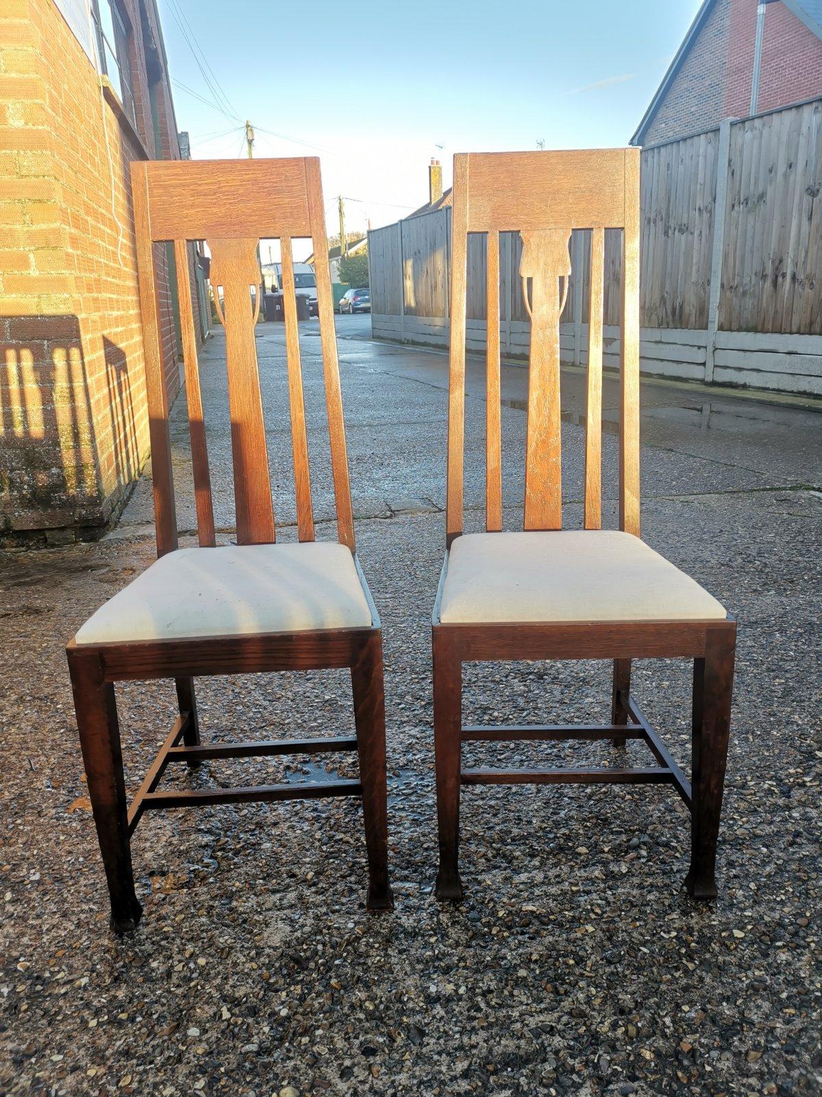 Set of Eight Arts & Crafts Glasgow School Oak Dining Chairs with Tulip Details In Good Condition For Sale In London, GB