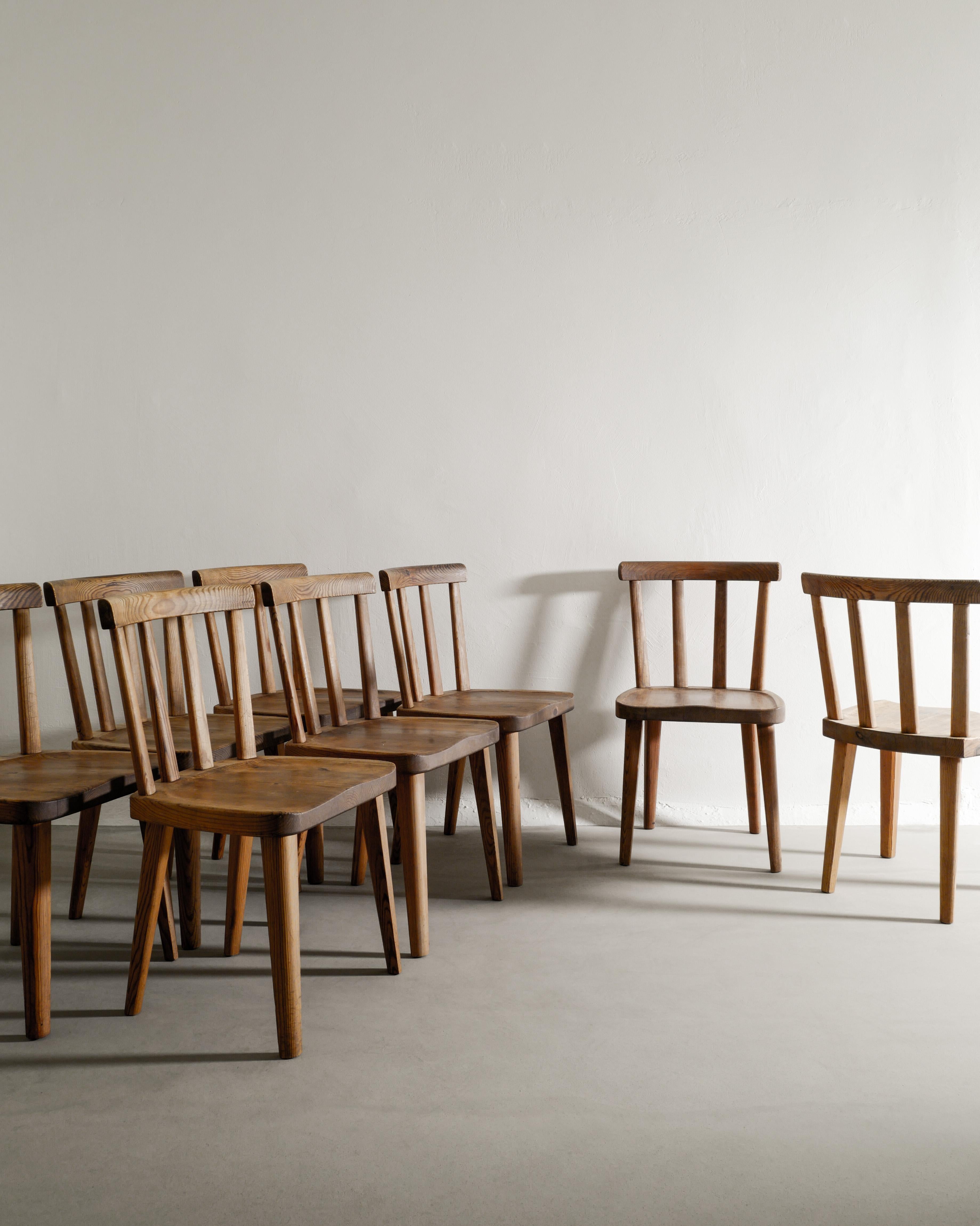 Rare ensemble de huit chaises de salle à manger en pin 