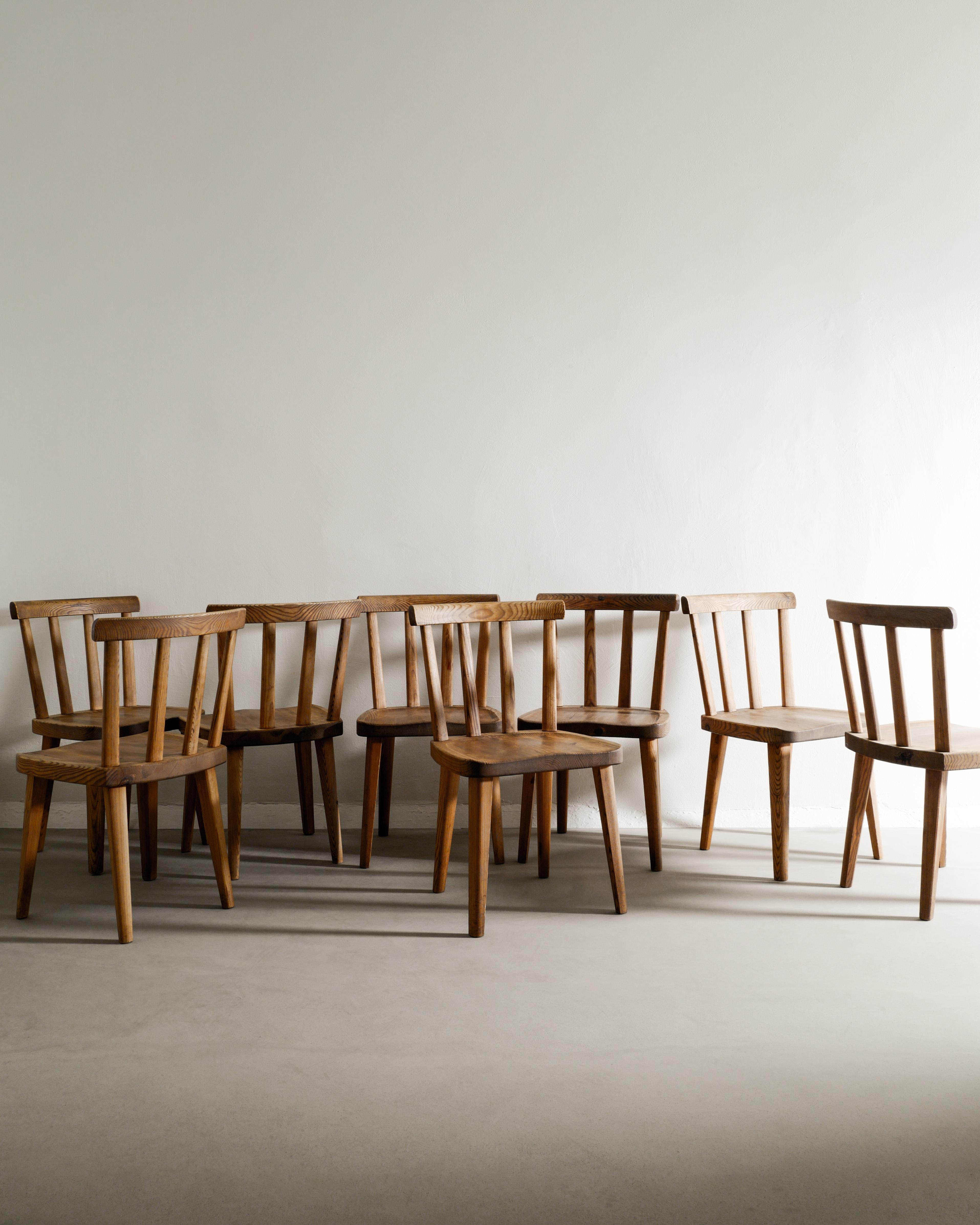 Scandinave moderne Ensemble de huit chaises en pin Axel Einar Hjorth 