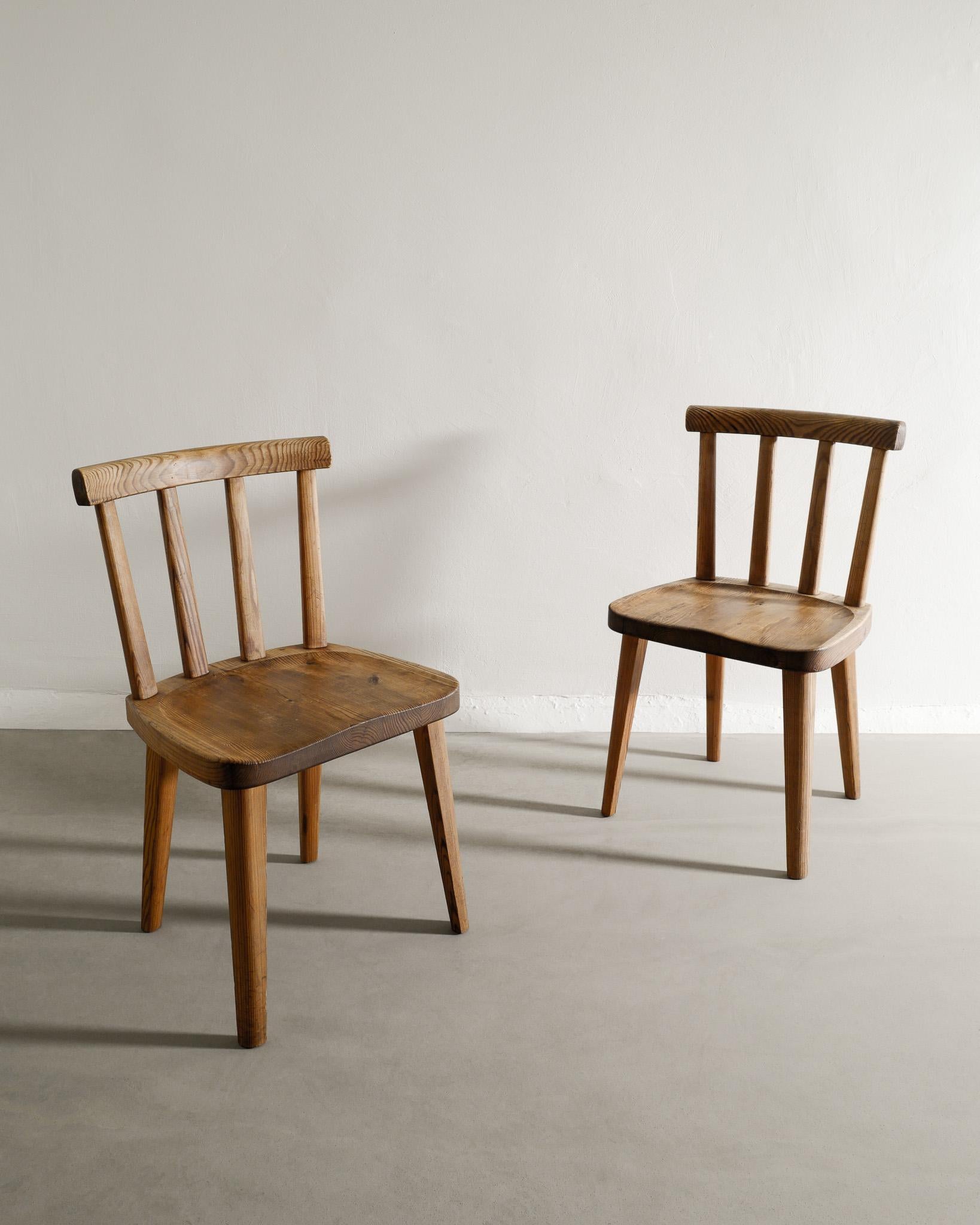 Ensemble de huit chaises en pin Axel Einar Hjorth 