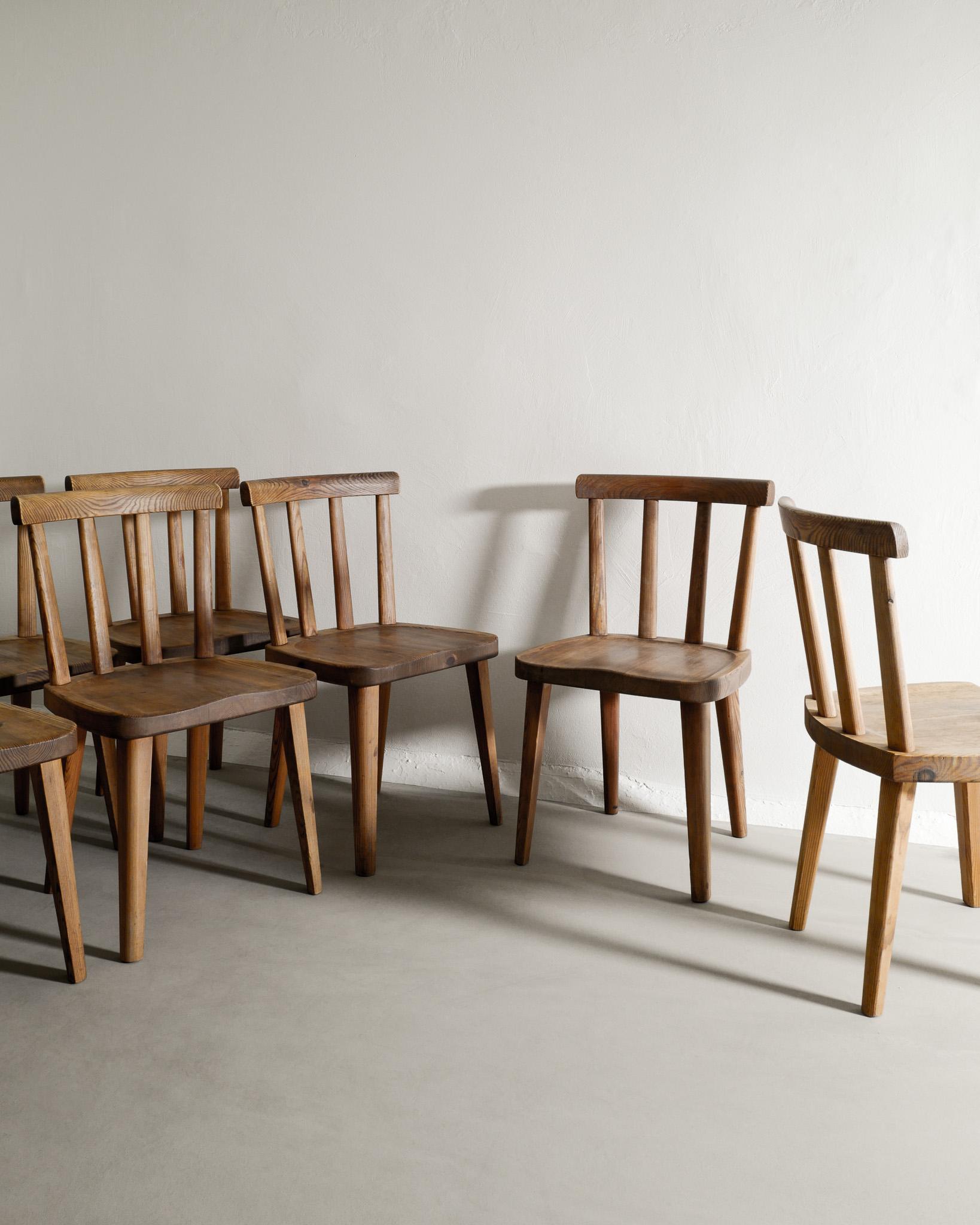 Milieu du XXe siècle Ensemble de huit chaises en pin Axel Einar Hjorth 
