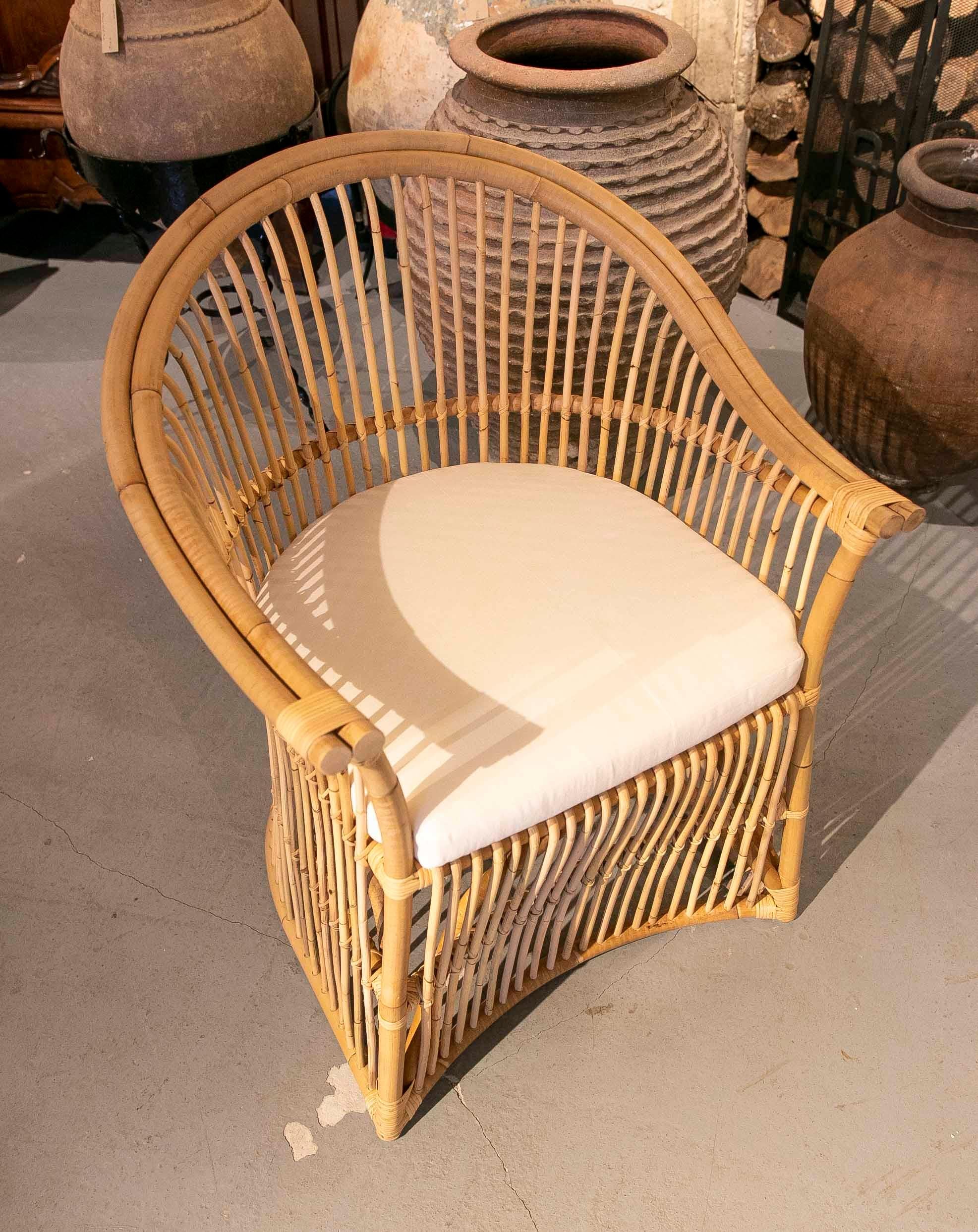 Conjunto de ocho sillones de bambú y mimbre con asientos tapizados en blanco en venta 5