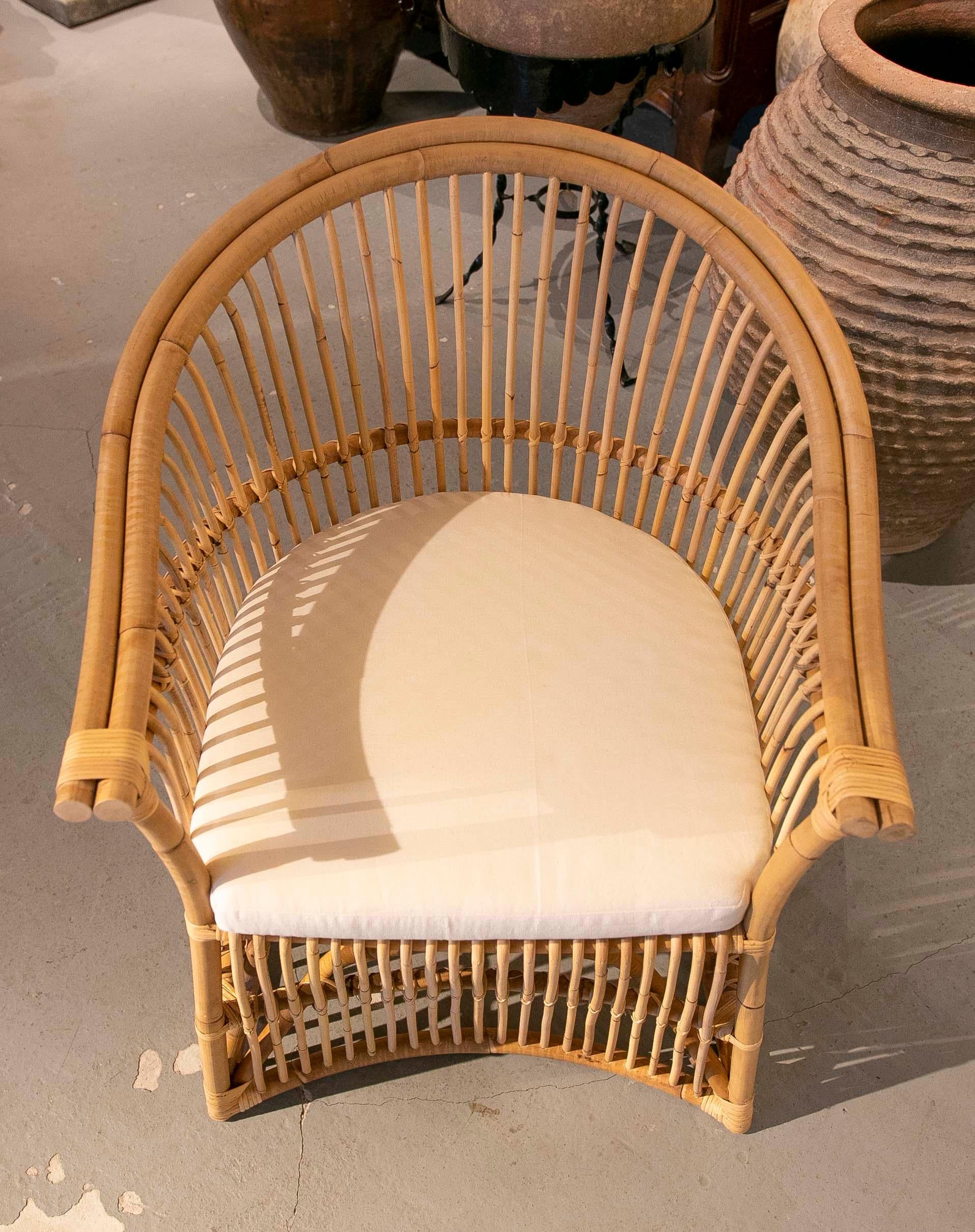 Conjunto de ocho sillones de bambú y mimbre con asientos tapizados en blanco en venta 9