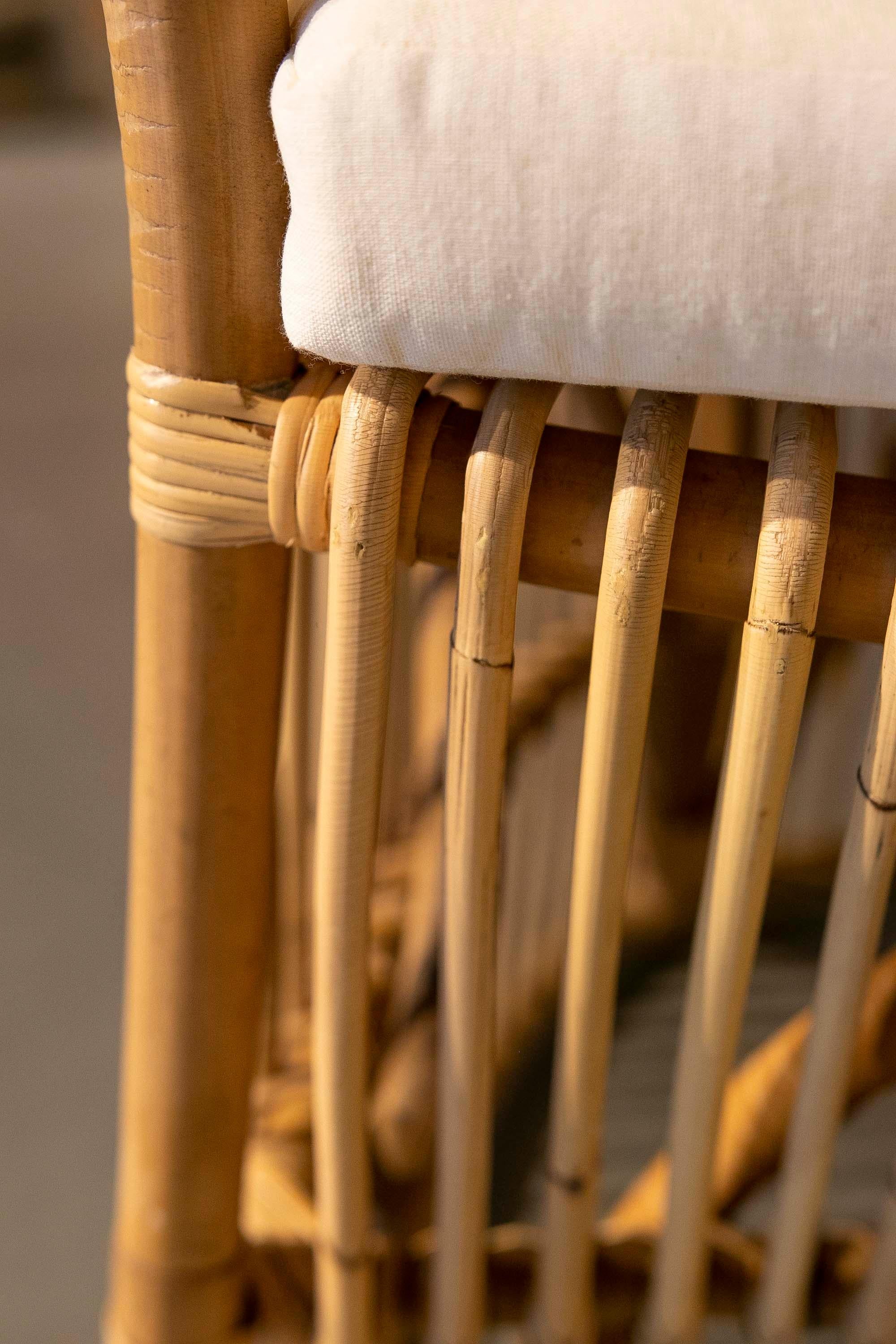 Conjunto de ocho sillones de bambú y mimbre con asientos tapizados en blanco en venta 11