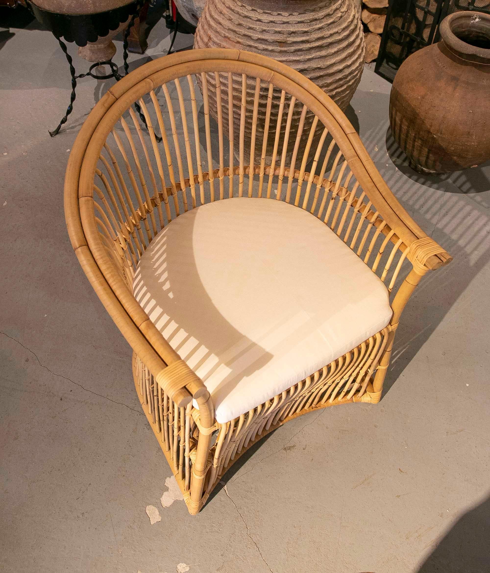 Conjunto de ocho sillones de bambú y mimbre con asientos tapizados en blanco en venta 12