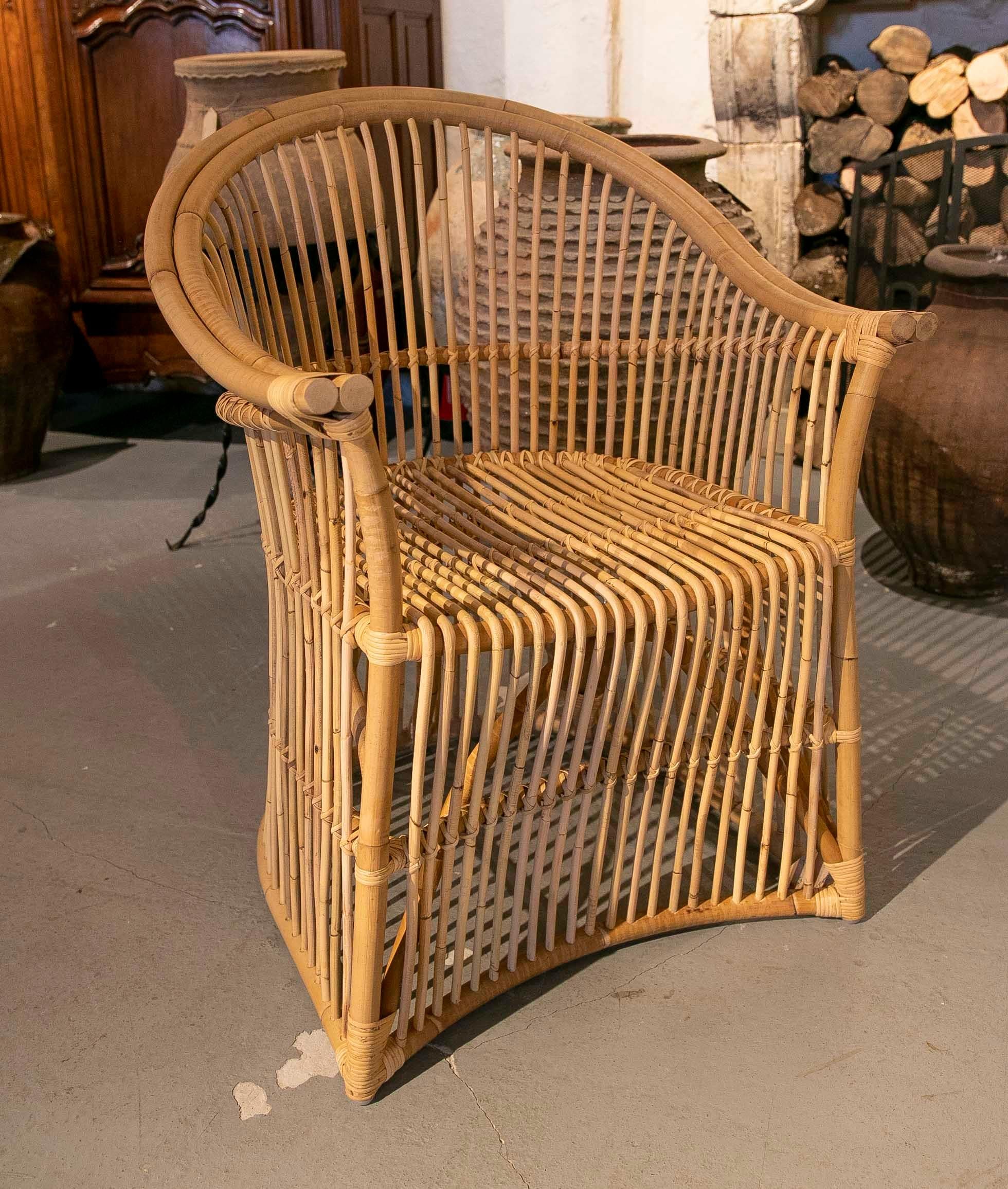 Conjunto de ocho sillones de bambú y mimbre con asientos tapizados en blanco en venta 13